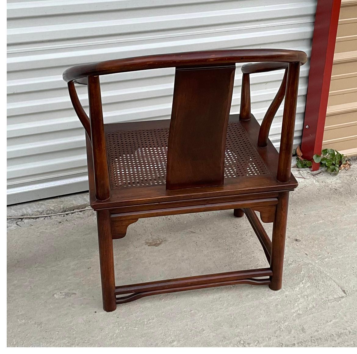 Vintage Henredon Heritage horseshoe back chair. It’s in great condition. Sturdy. The caning is in good condition with no noticeable breaks. Not sure of the type of wood, possibly rosewood, but I am not certain. The color is fantastic, recently