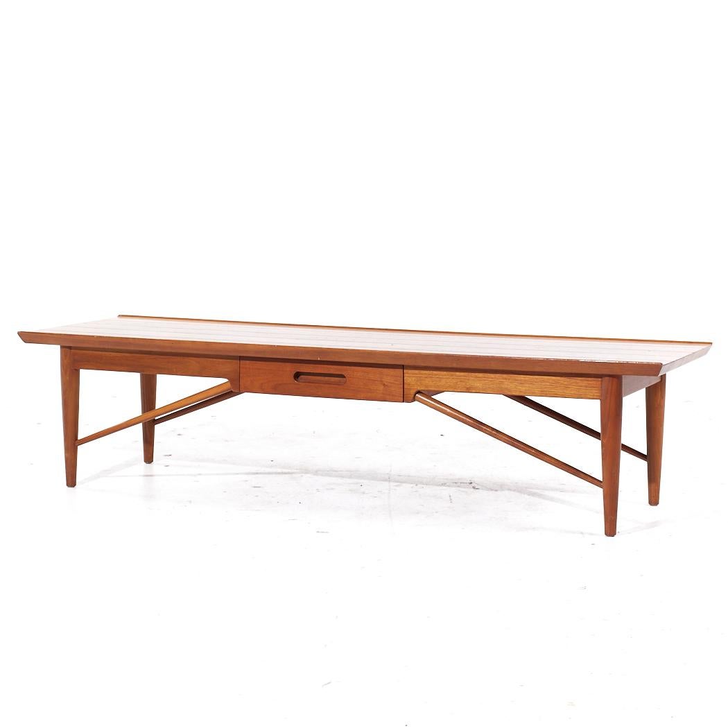 Mid-Century Modern Table basse en noyer du milieu du siècle de Henredon Heritage en vente