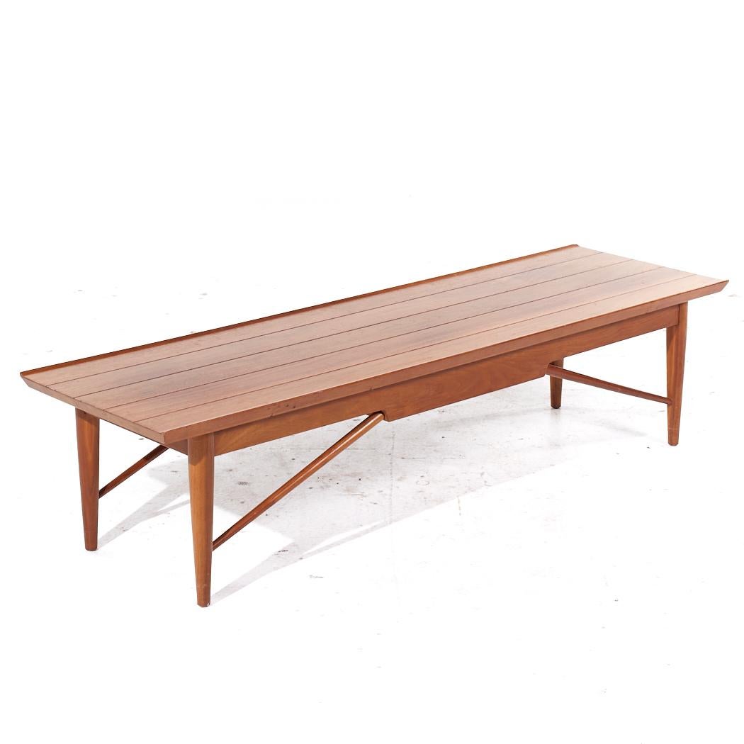 Américain Table basse en noyer du milieu du siècle de Henredon Heritage en vente