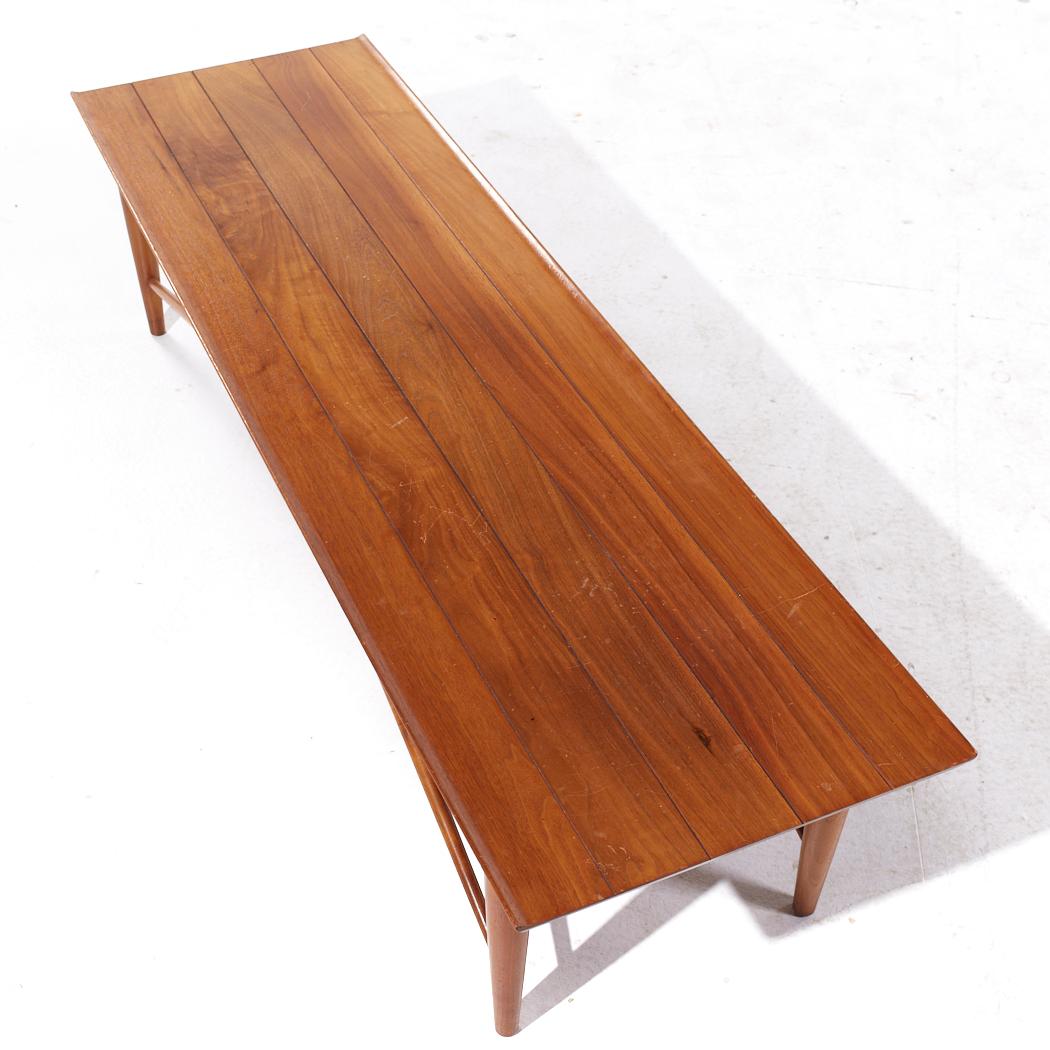 Noyer Table basse en noyer du milieu du siècle de Henredon Heritage en vente