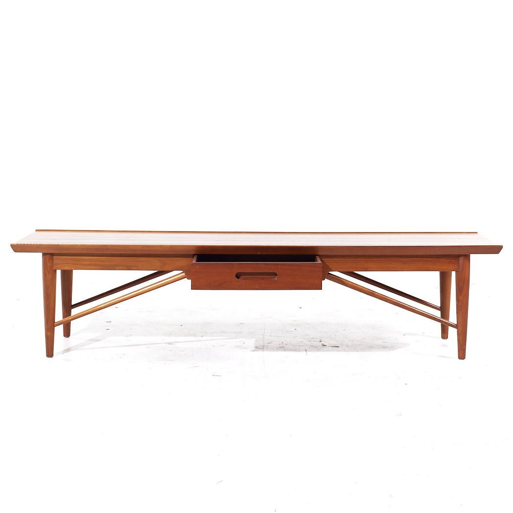 Table basse en noyer du milieu du siècle de Henredon Heritage en vente 1