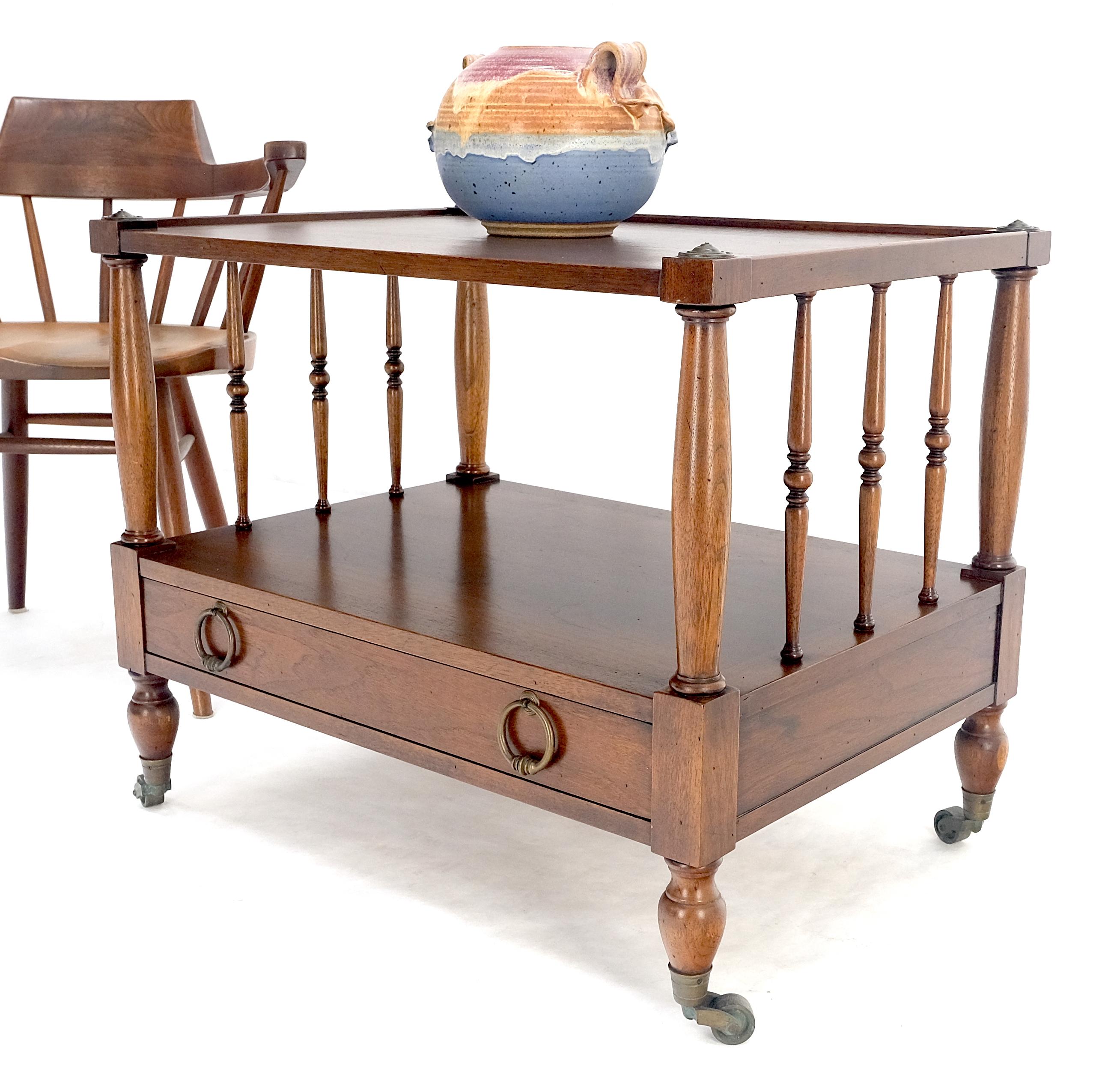 Henredon Heritage One Drawer Drop Ring Pulls Walnut End Table Nightstand MINT In Good Condition For Sale In Rockaway, NJ