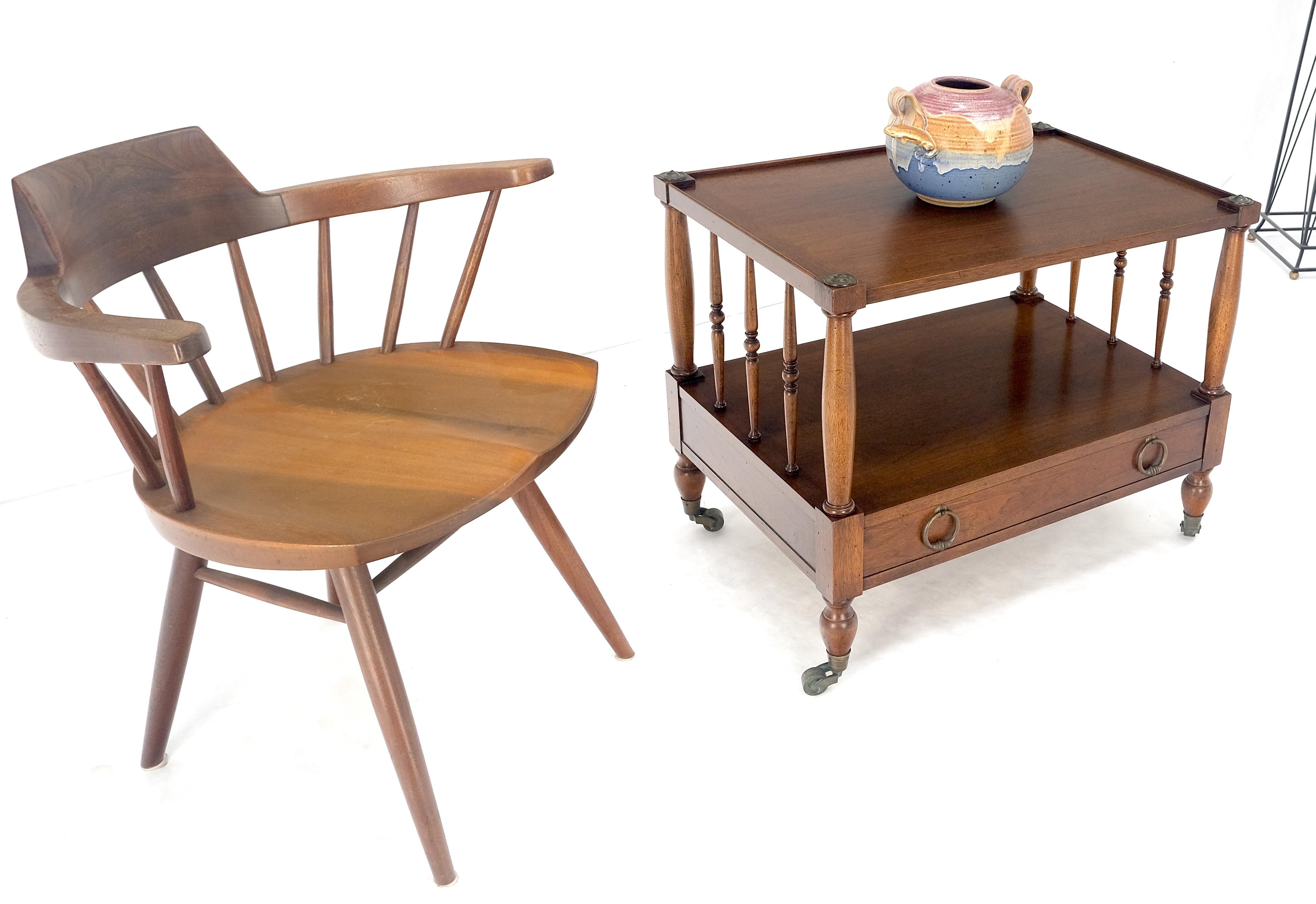 20th Century Henredon Heritage One Drawer Drop Ring Pulls Walnut End Table Nightstand MINT For Sale