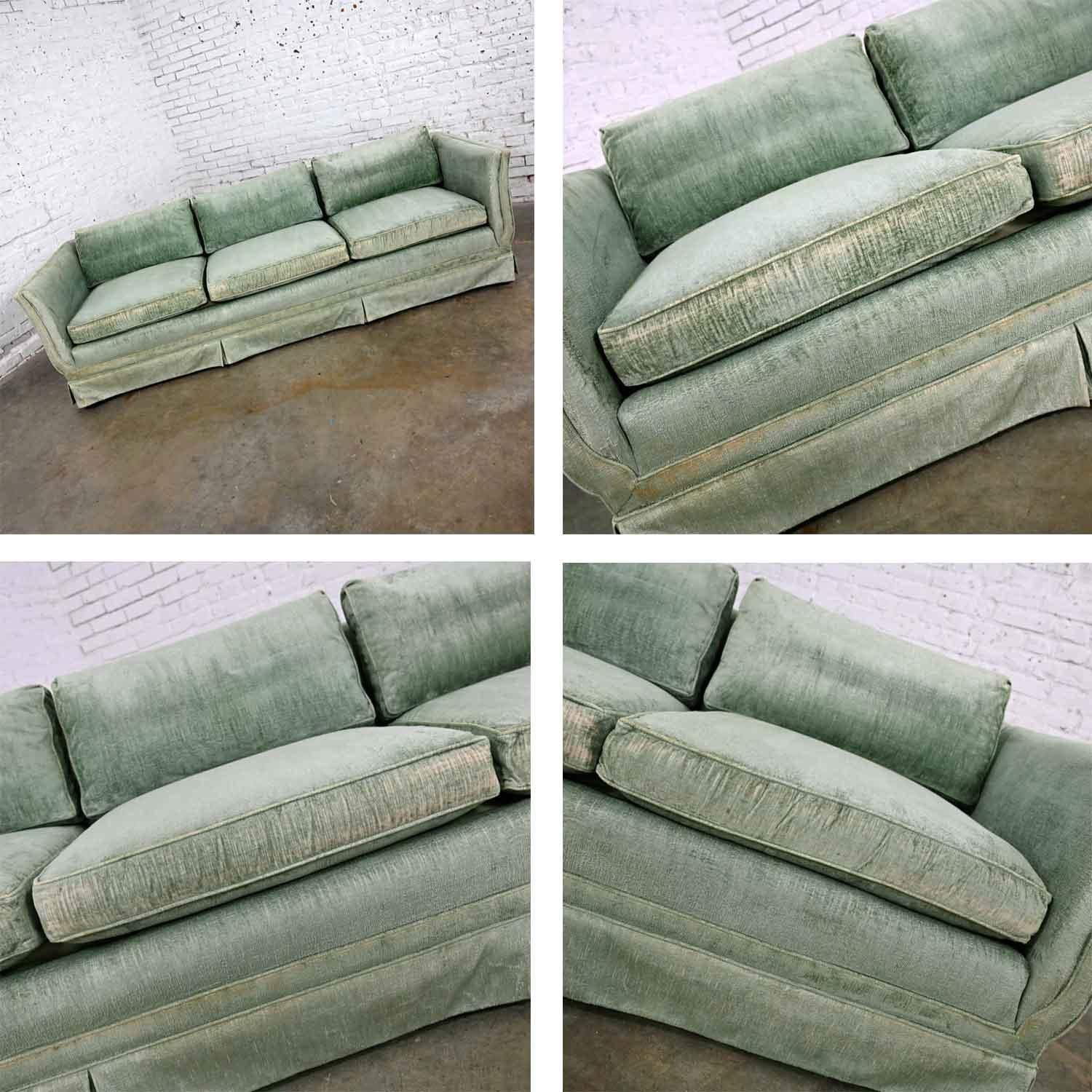 Henredon Hollywood Regency Art Deco Mnt Green Velvet Modified Tuxedo Style Sofa  In Good Condition In Topeka, KS