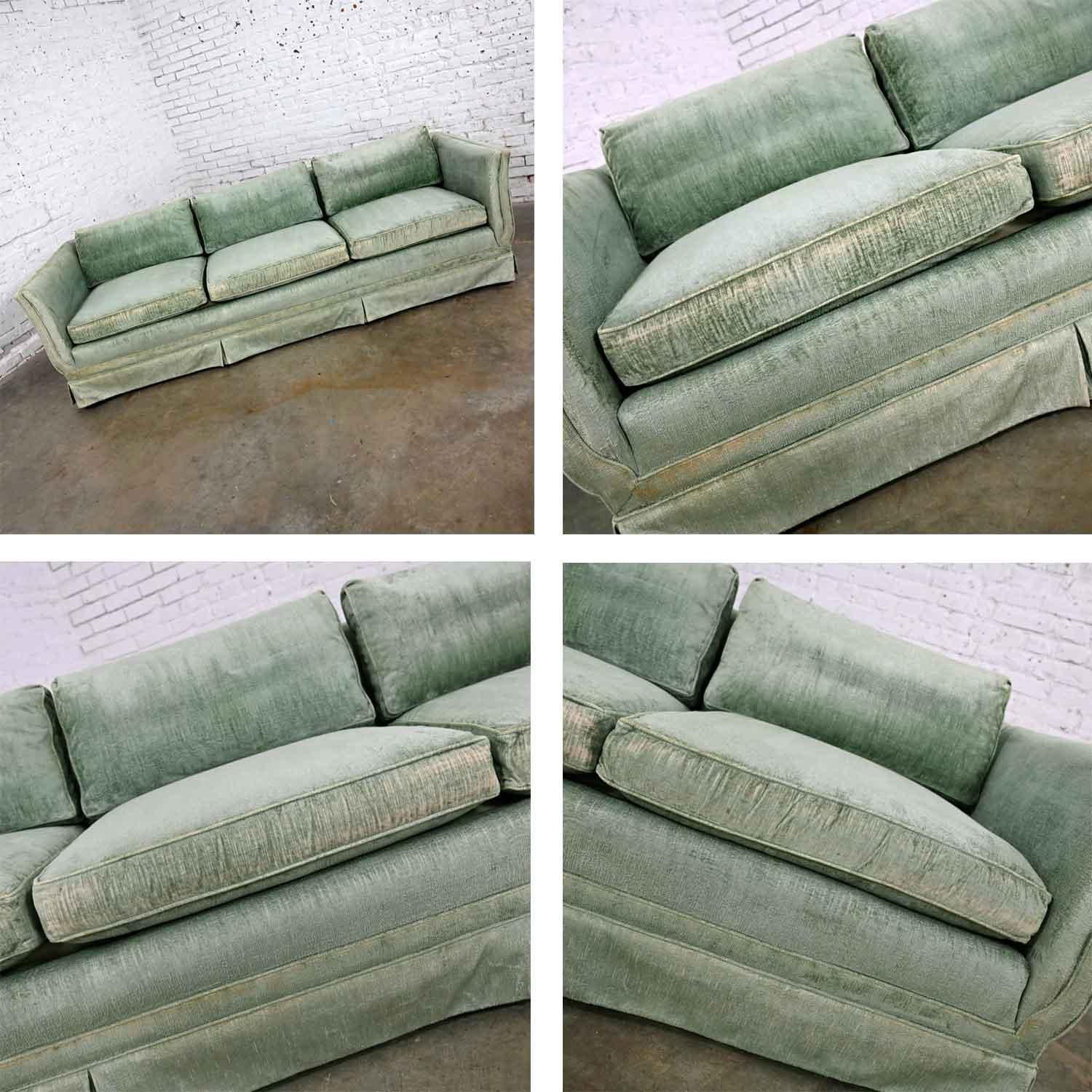 Henredon Hollywood Regency Art Deco Mnt Green Velvet Modified Tuxedo Style Sofa In Good Condition In Topeka, KS
