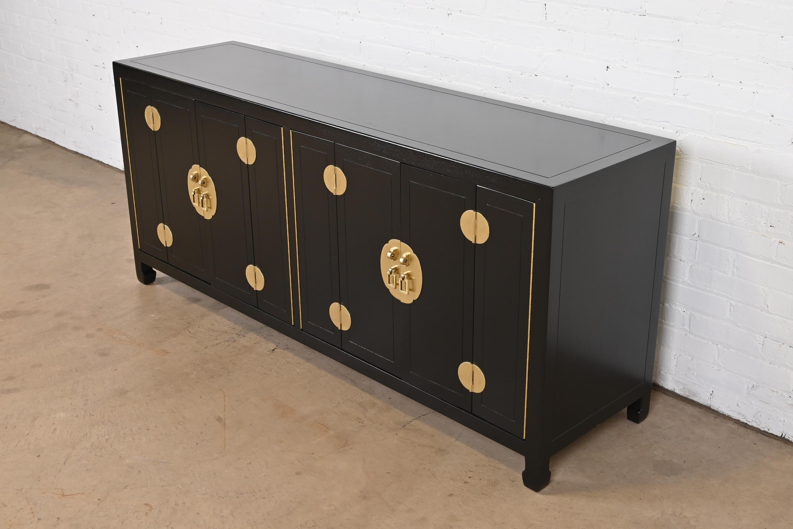 An exceptional mid-century modern Hollywood Regency Chinoiserie sideboard, credenza, or bar cabinet

By Henredon

USA, Circa 1970s

Black lacquered walnut, with original Asian-inspired brass hardware.

Measures: 70