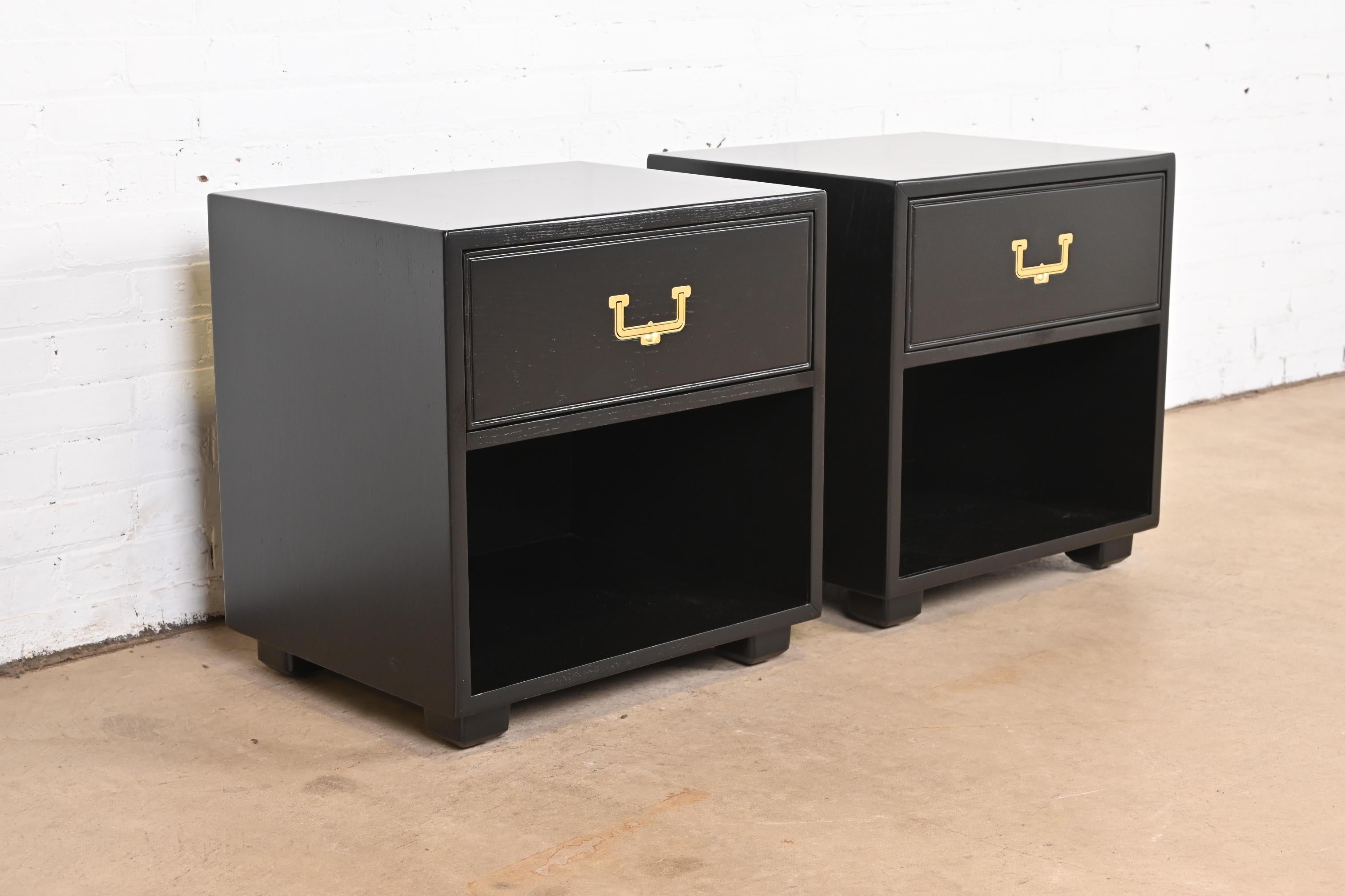 Mid-Century Modern Henredon Hollywood Regency Black Lacquered Campaign Nightstands, Refinished For Sale