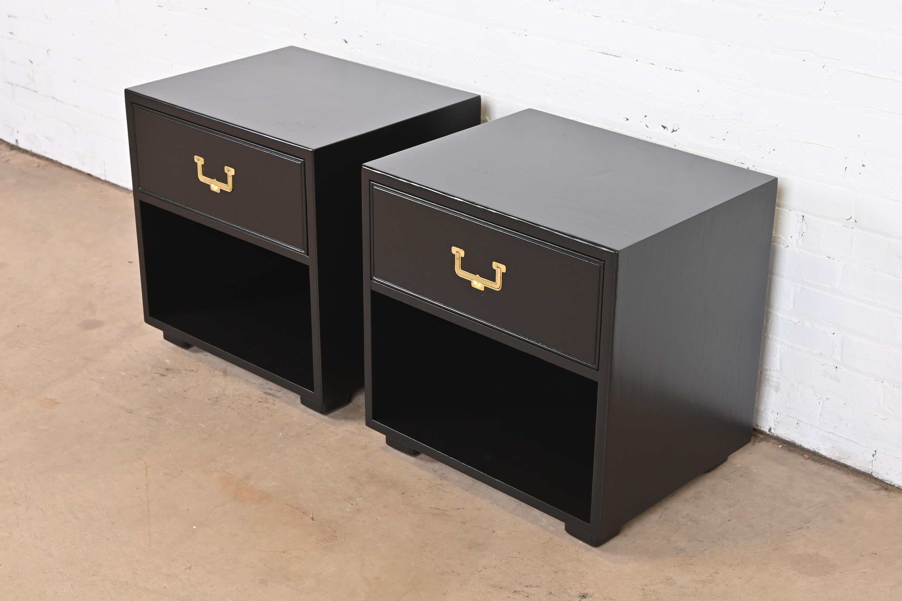Mid-Century Modern Henredon Hollywood Regency Black Lacquered Campaign Nightstands, Refinished For Sale