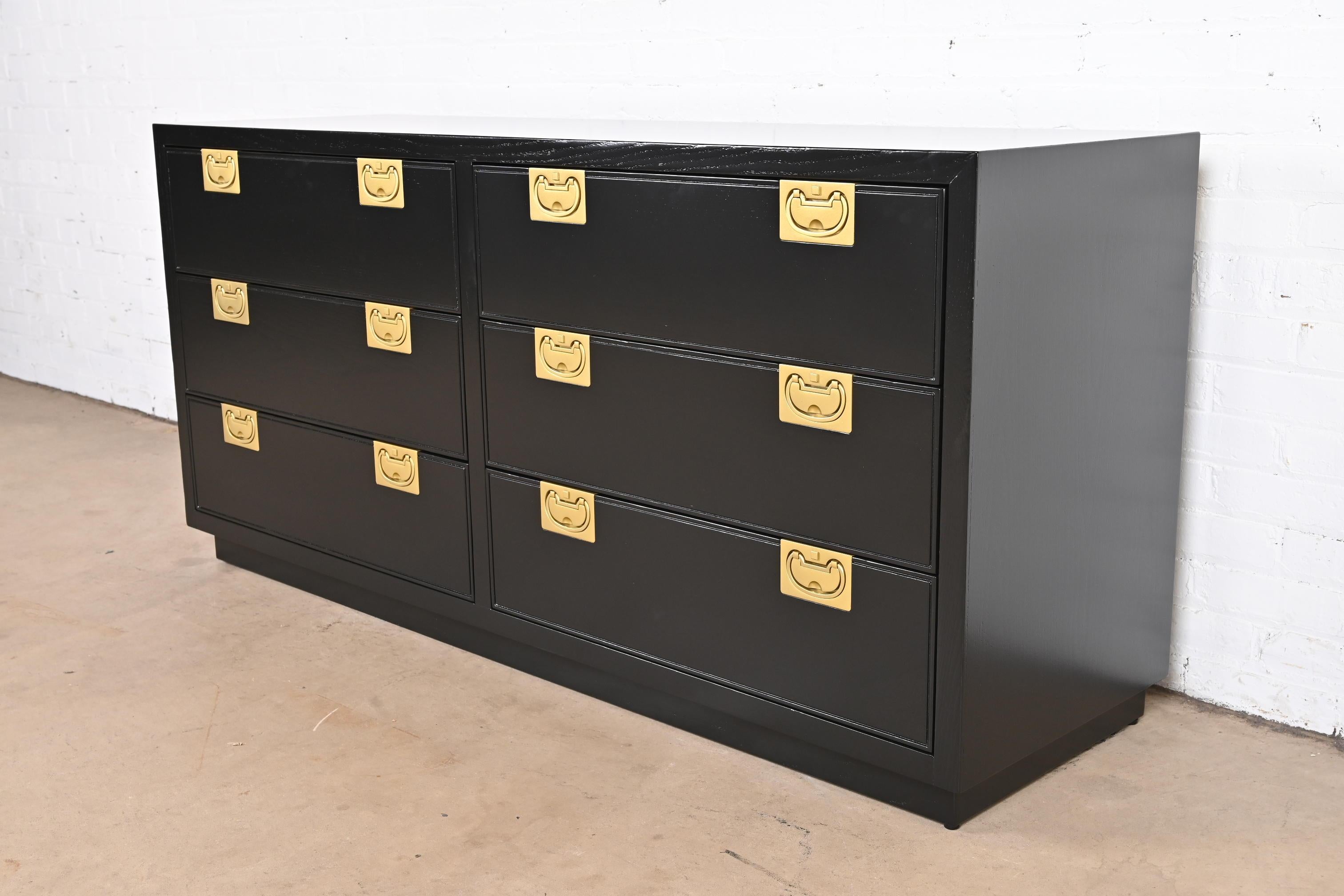 An exceptional Mid-Century Modern Hollywood Regency Campaign six-drawer dresser or credenza

By Henredon

USA, circa 1970s

Black lacquered ash wood, with original brass hardware.

Measures: 64