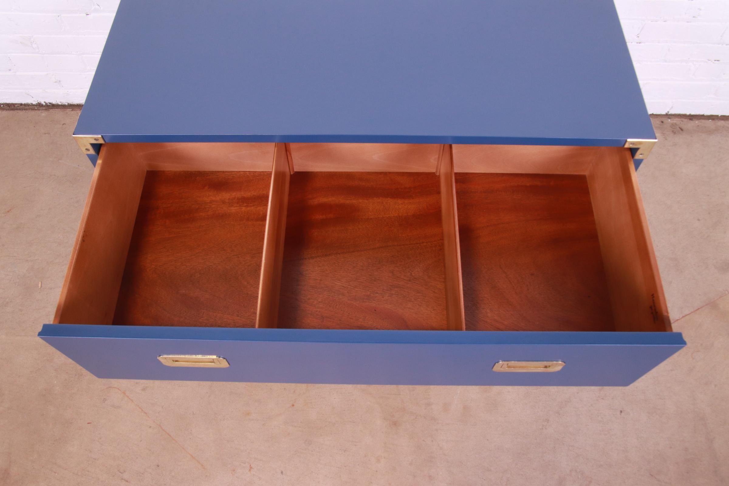 Henredon Hollywood Regency Campaign Campaign Blue Laquered Chest of Drawers, Refinished (en anglais) en vente 4