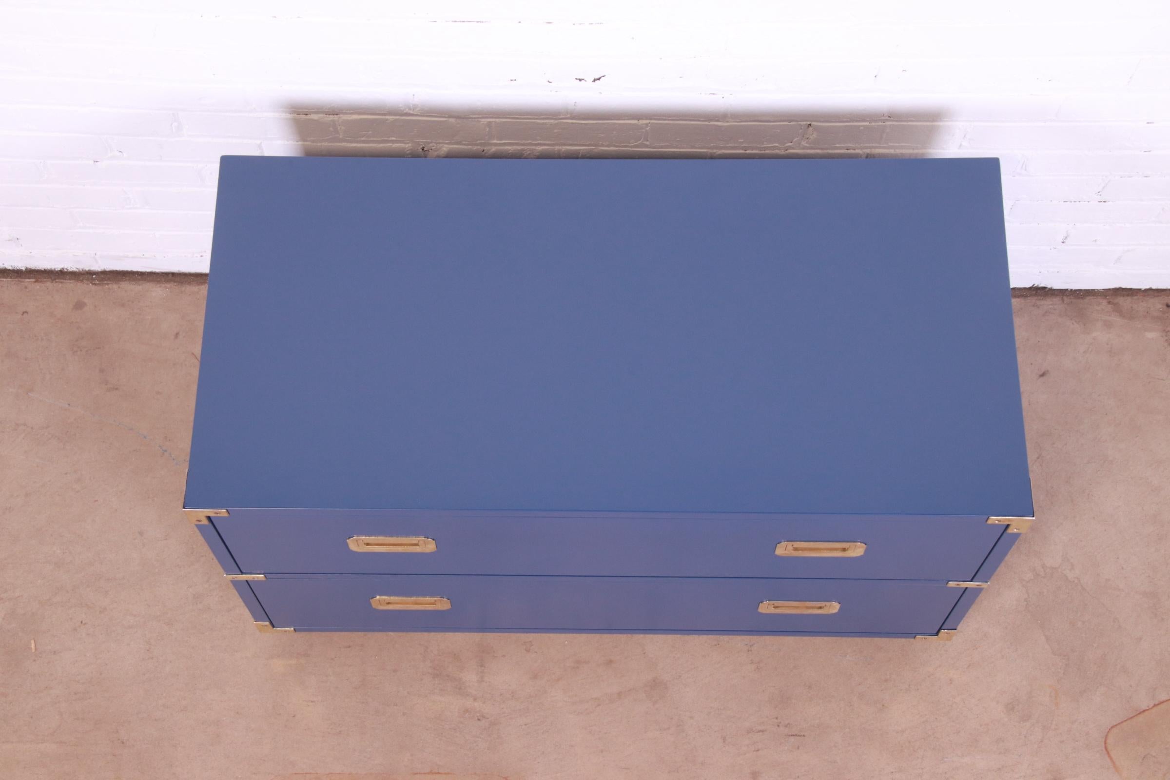 Henredon Hollywood Regency Campaign Campaign Blue Laquered Chest of Drawers, Refinished (en anglais) en vente 8