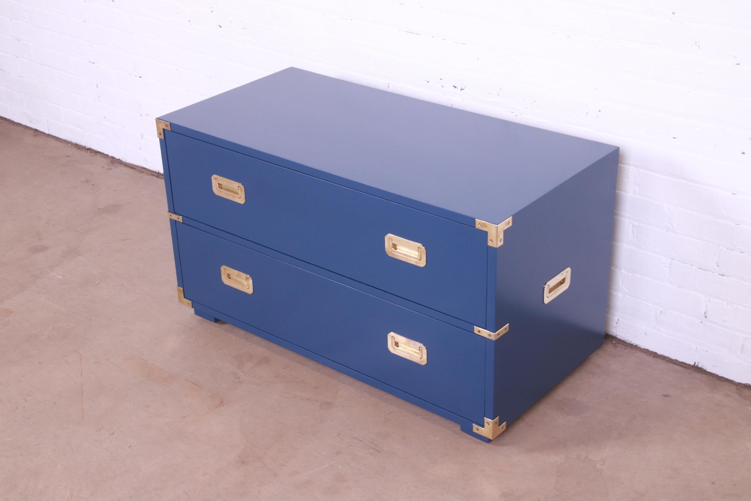 Magnifique commode basse ou commode à tiroirs de style Campaigner du milieu du siècle dernier et de l'époque Hollywood Regency.

Par Henredon

USA, Circa 1960

Noyer laqué bleu, avec quincaillerie en laiton d'origine.

Dimensions : 39 