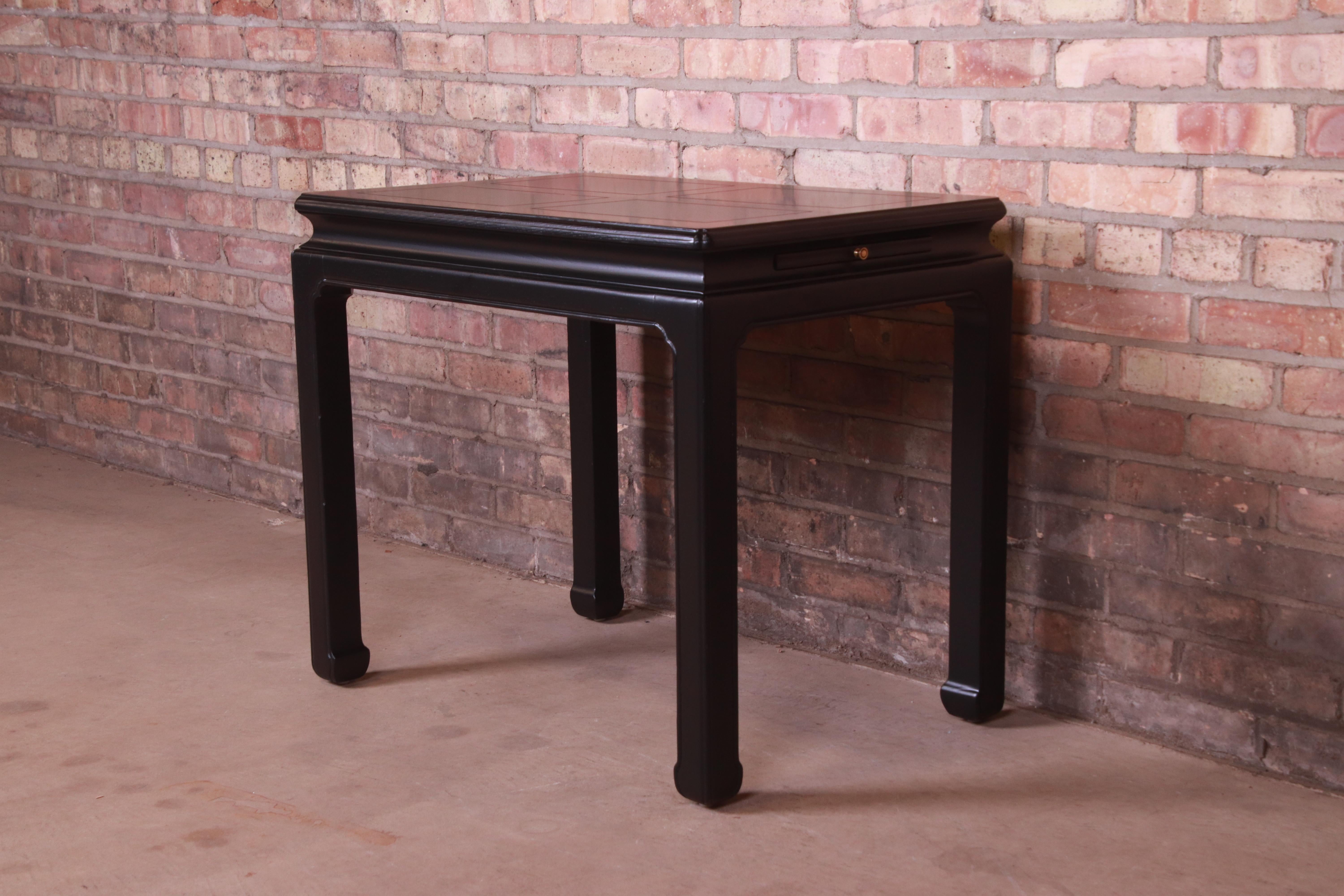A gorgeous mid-century Hollywood Regency Chinoiserie occasional side table or tea table with pull-out extensions

By Henredon

USA, Circa 1960s

Black lacquered mahogany, with brass pulls.

Measures: 29.88