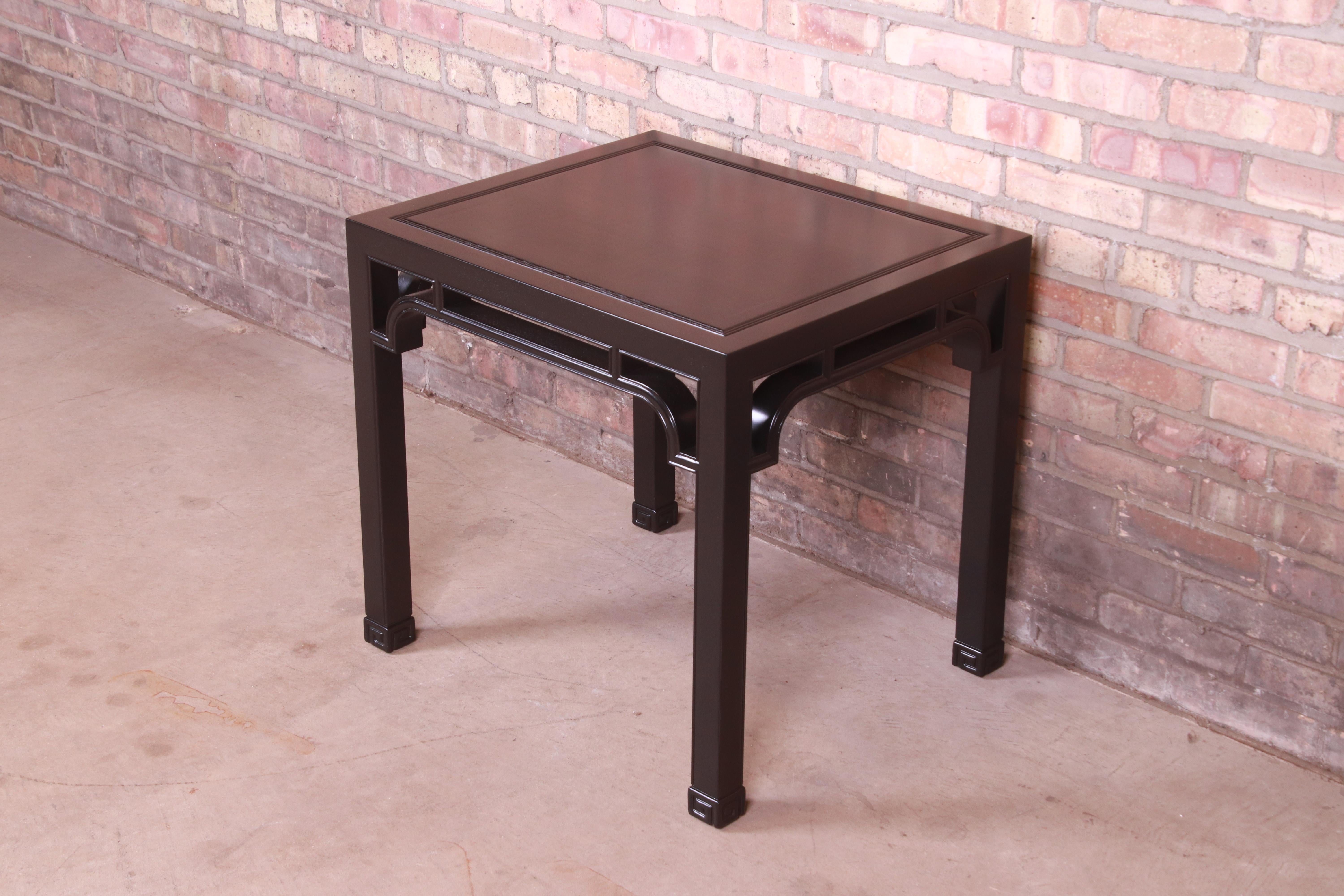 Mid-Century Modern Henredon Hollywood Regency Chinoiserie Black Lacquered Side Table, Refinished For Sale