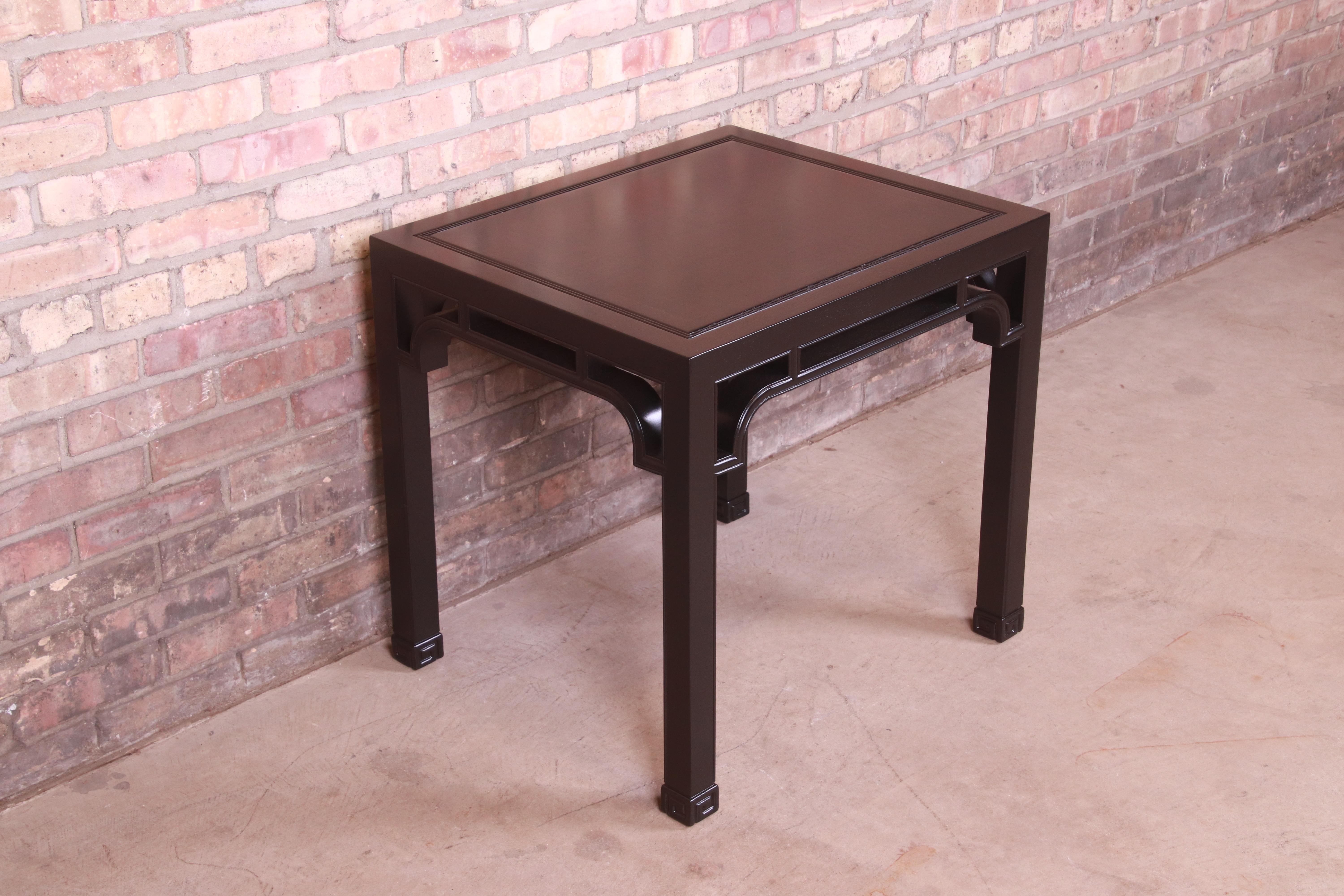 Henredon Hollywood Regency Chinoiserie Black Lacquered Side Table, Refinished In Good Condition For Sale In South Bend, IN