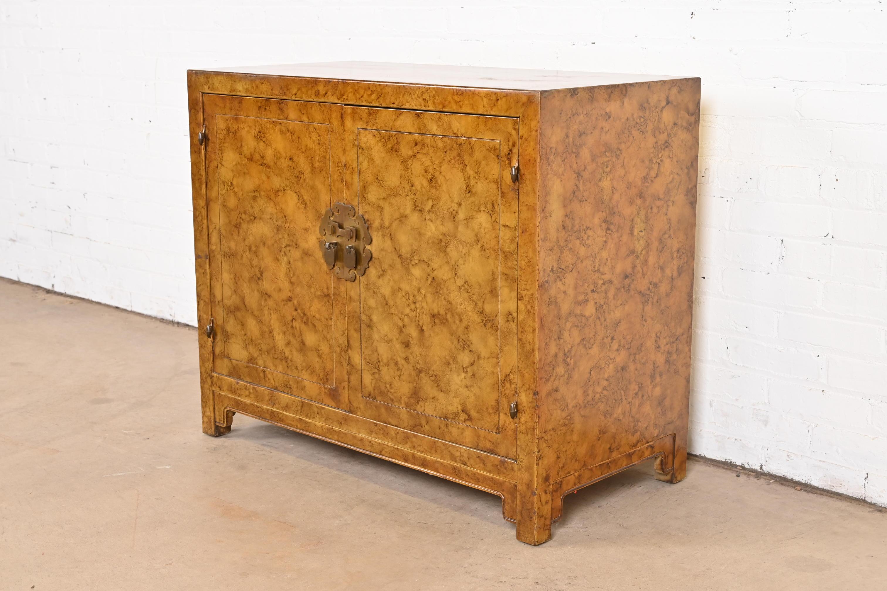 A gorgeous mid-century modern Hollywood Regency Chinoiserie bar cabinet

By Henredon

USA, Circa 1970s

Walnut in faux tortoise shell finish, with original brass hardware.

Measures: 36