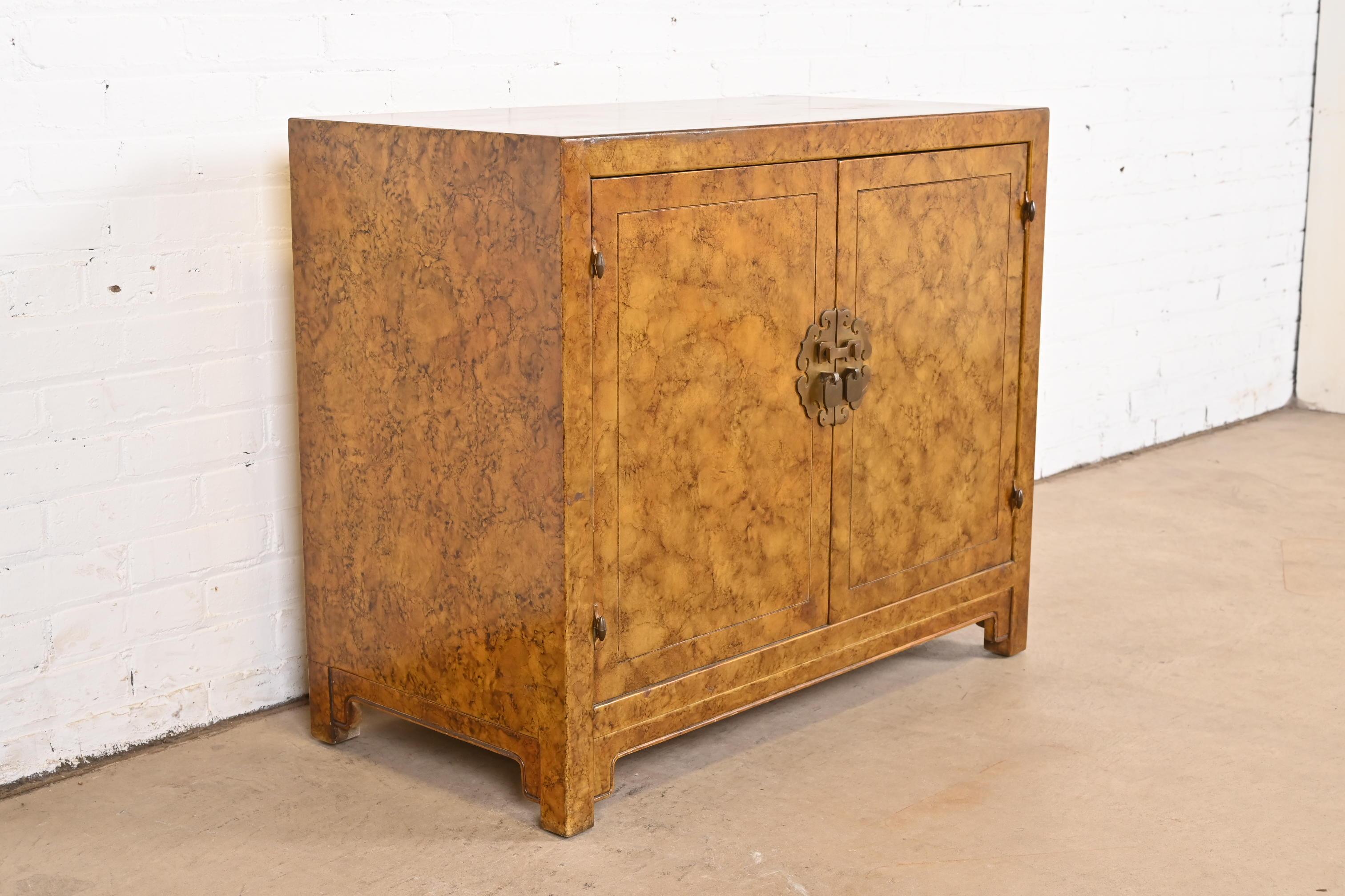 Henredon Hollywood Regency Chinoiserie Faux Tortoise Shell Bar Cabinet, 1970s In Good Condition For Sale In South Bend, IN