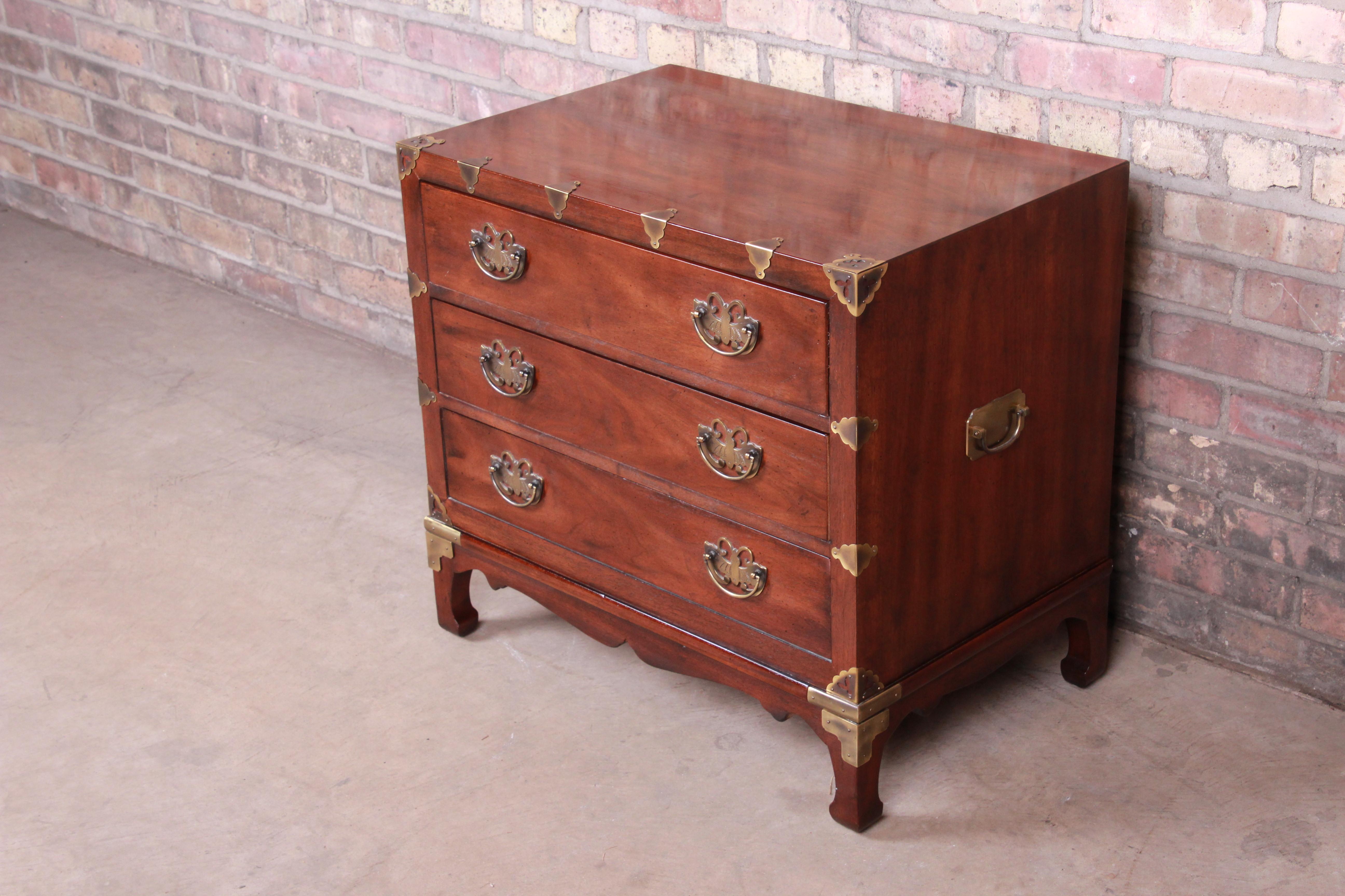 An exceptional midcentury Hollywood Regency chinoiserie bachelor chest or bedside table

By Henredon

USA, 1970s

Book-matched mahogany, with Asian-inspired etched brass hardware and accents.

Measures: 26.5