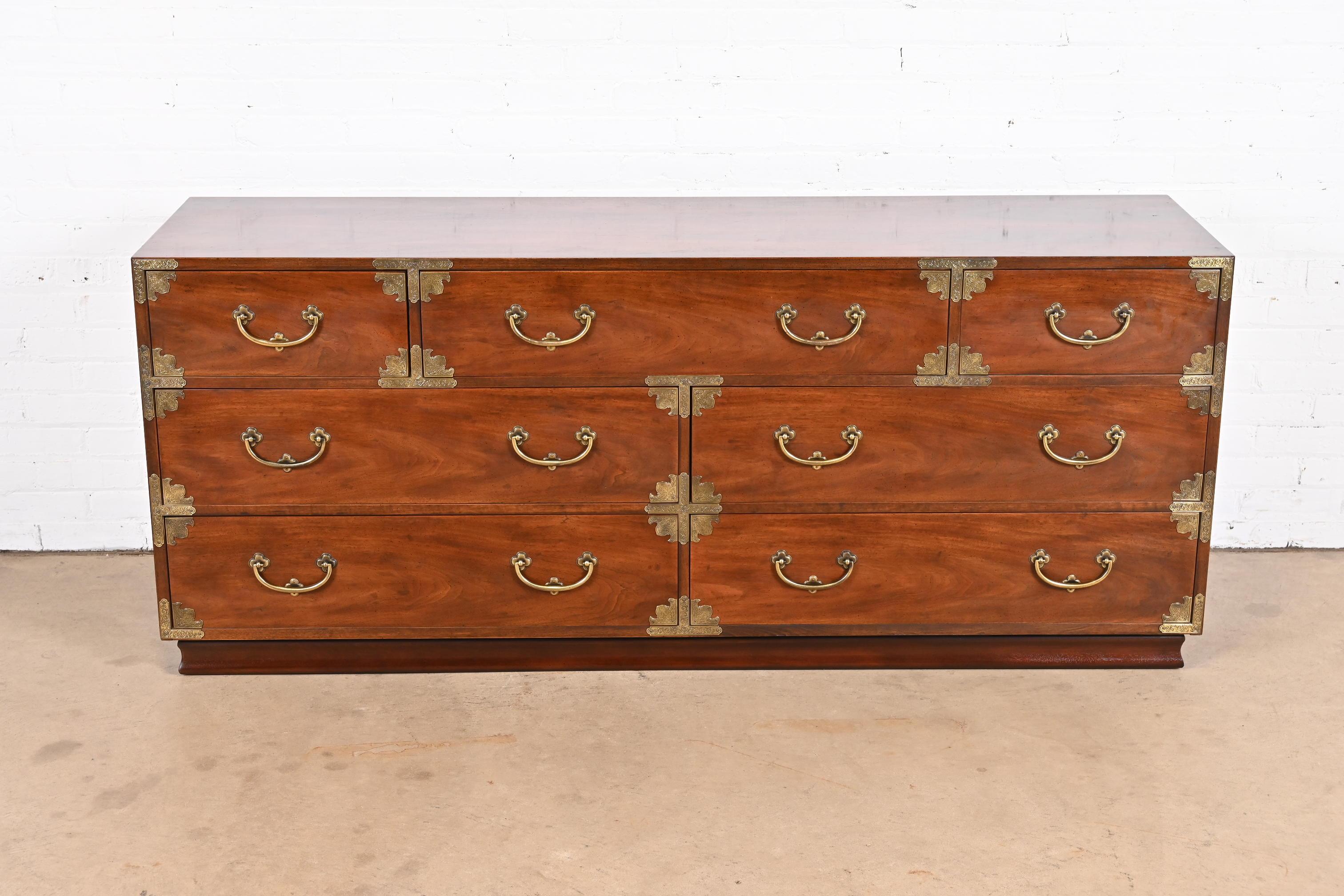 An exceptional mid-century Hollywood Regency Chinoiserie long dresser or credenza

By Henredon

USA, Circa 1970s

Mahogany, with Asian-inspired brass hardware and accents.

Measures: 72