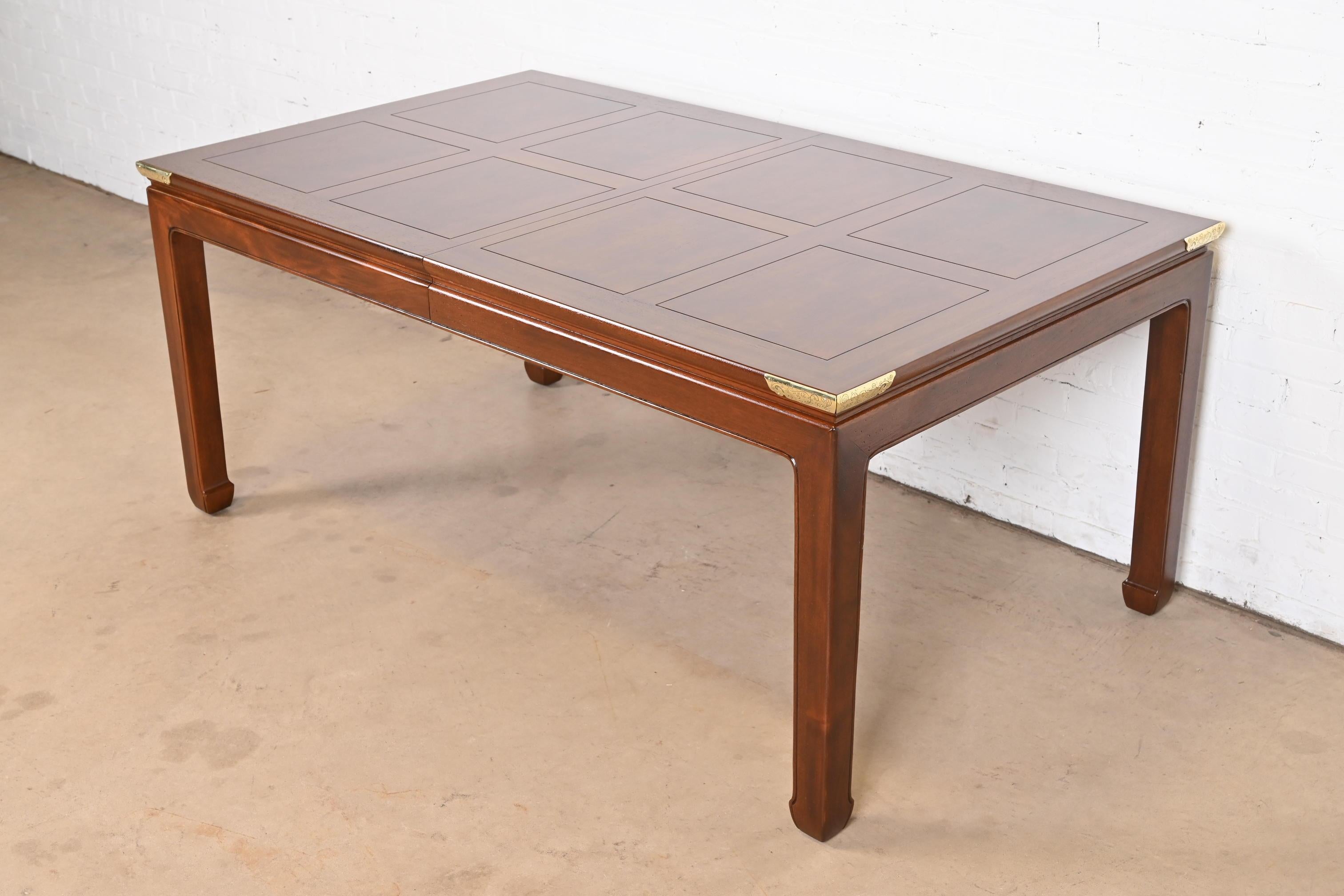 Table de salle à manger à rallonge Henredon Hollywood Regency Chinoiserie en acajou et laiton en vente 6