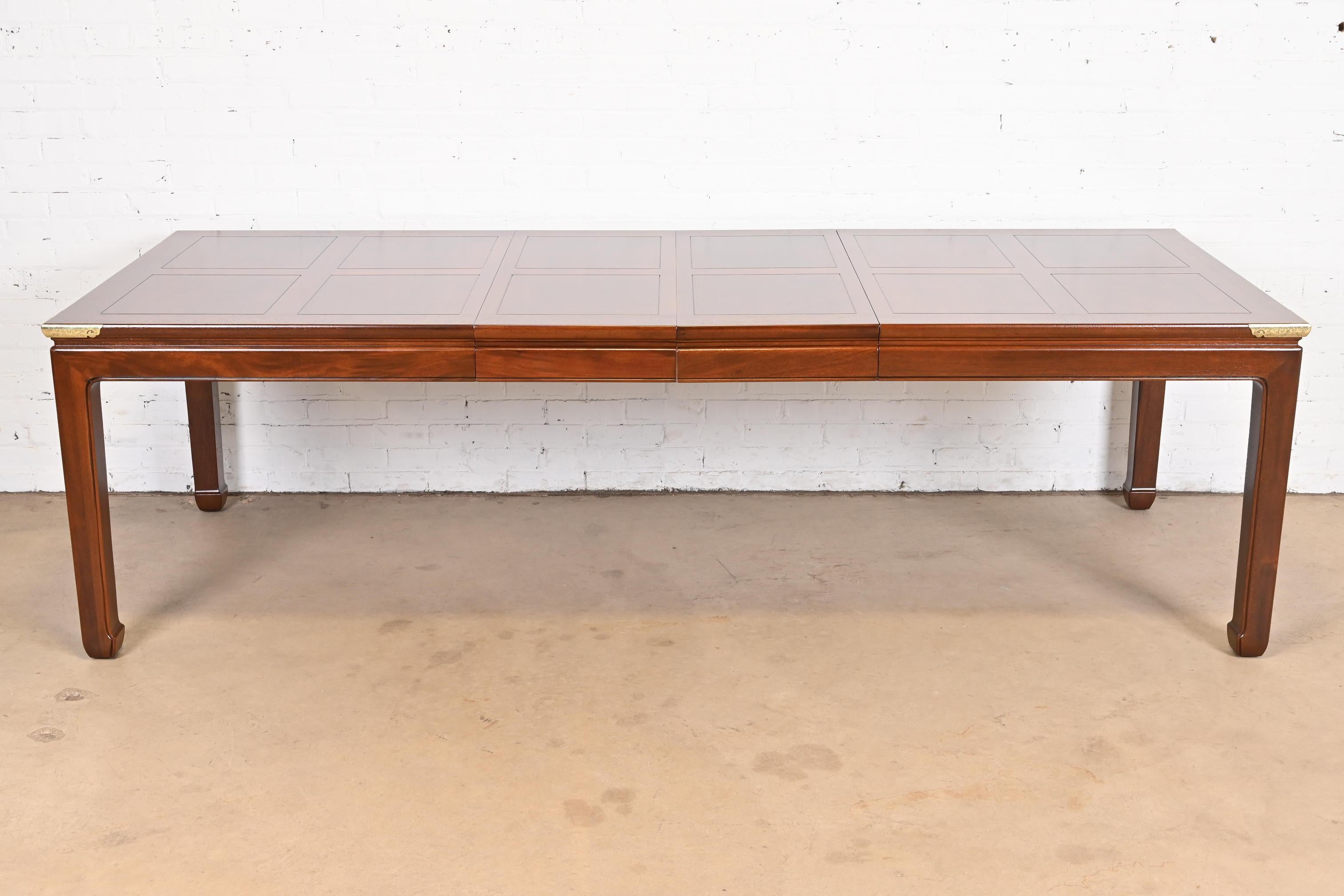 Exceptionnelle table de salle à manger à rallonge Hollywood Regency Chinoiserie de style moderne du milieu du siècle dernier.

Par Henredon

USA, Circa 1970s

Magnifique acajou, avec des accents en laiton gravé.

Dimensions : 68 