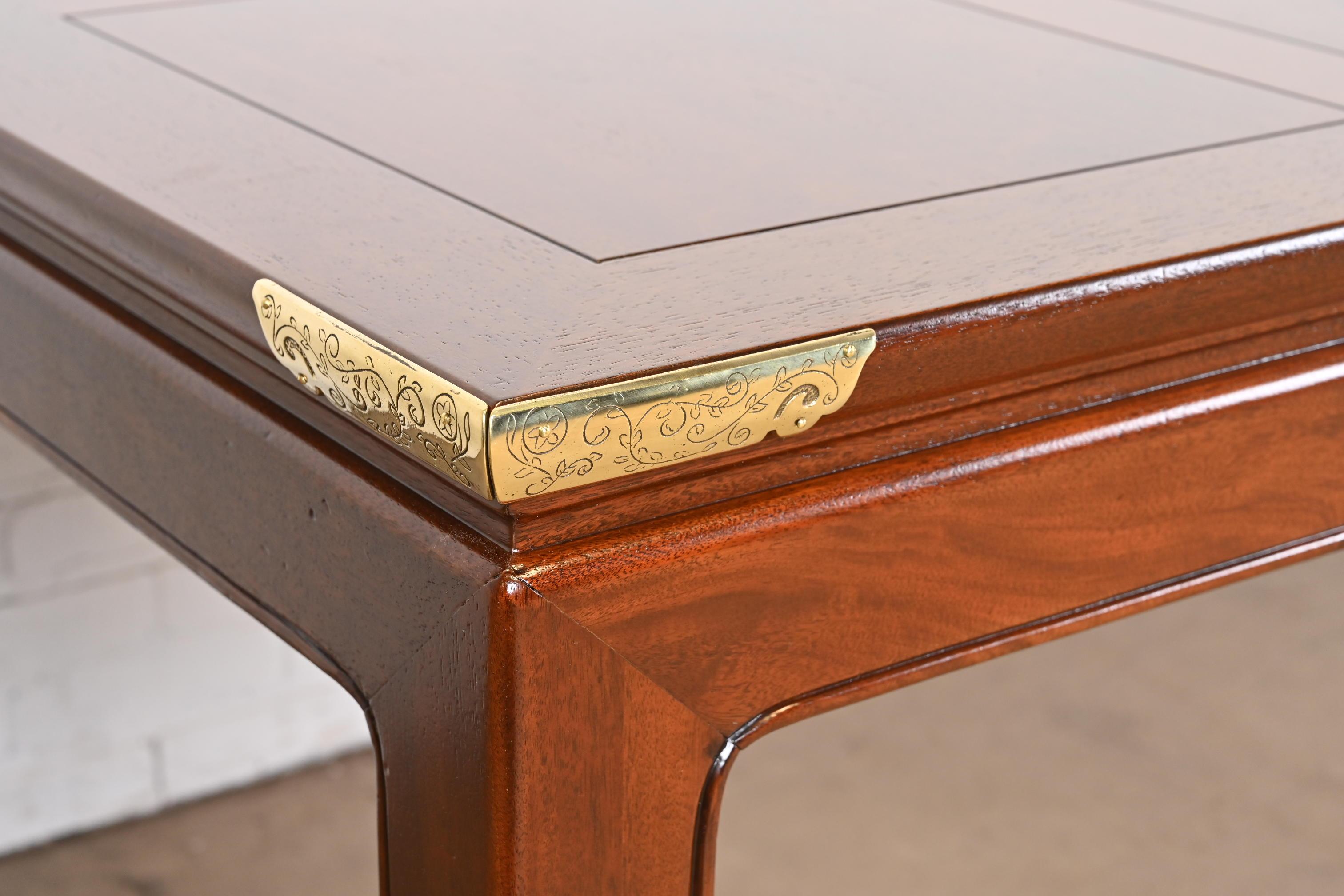 Table de salle à manger à rallonge Henredon Hollywood Regency Chinoiserie en acajou et laiton en vente 2