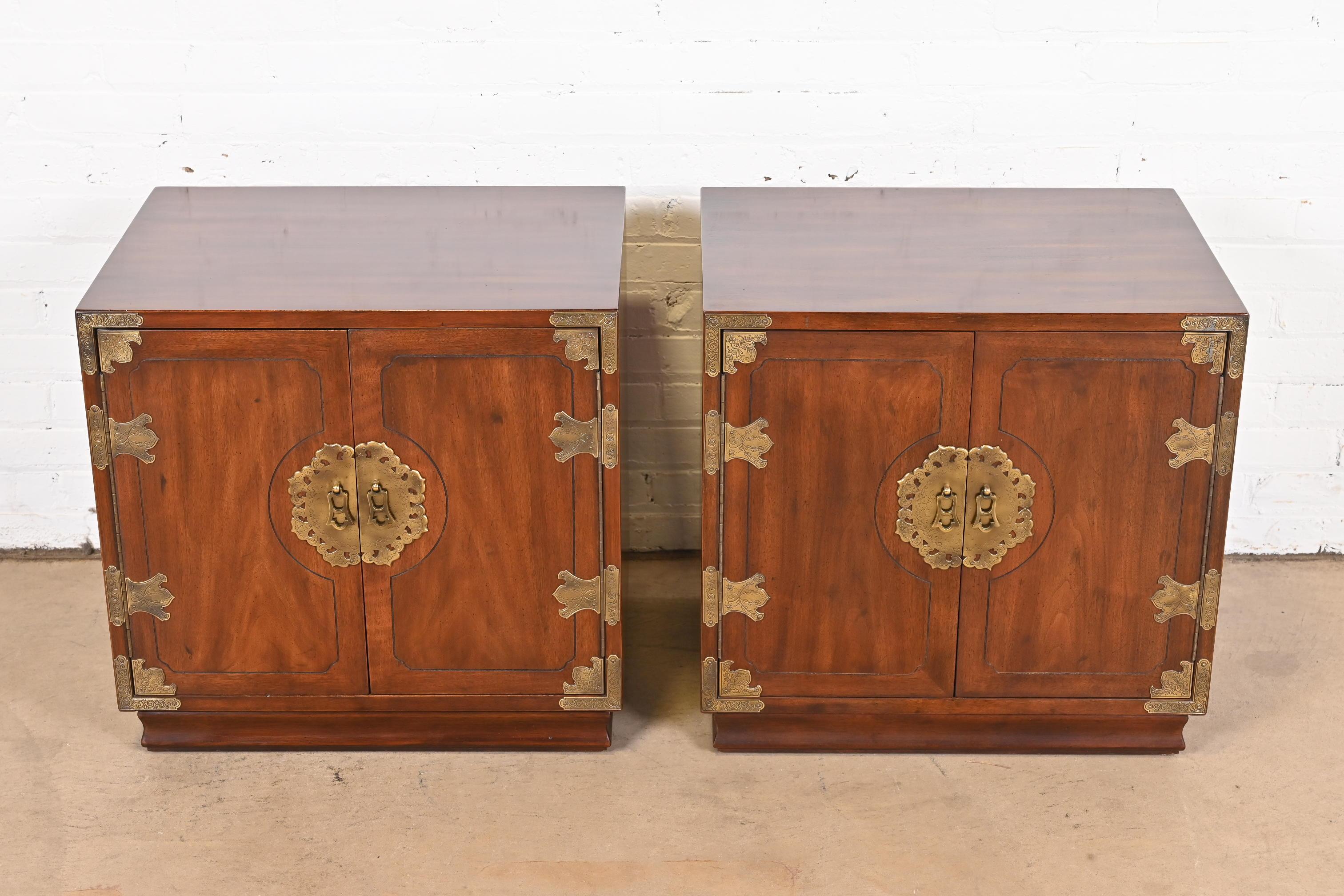 A gorgeous pair of Hollywood Regency Chinoiserie bedside chests or end tables

By Henredon

USA, Circa 1970s

Mahogany, with original brass hardware.

Measures: 24