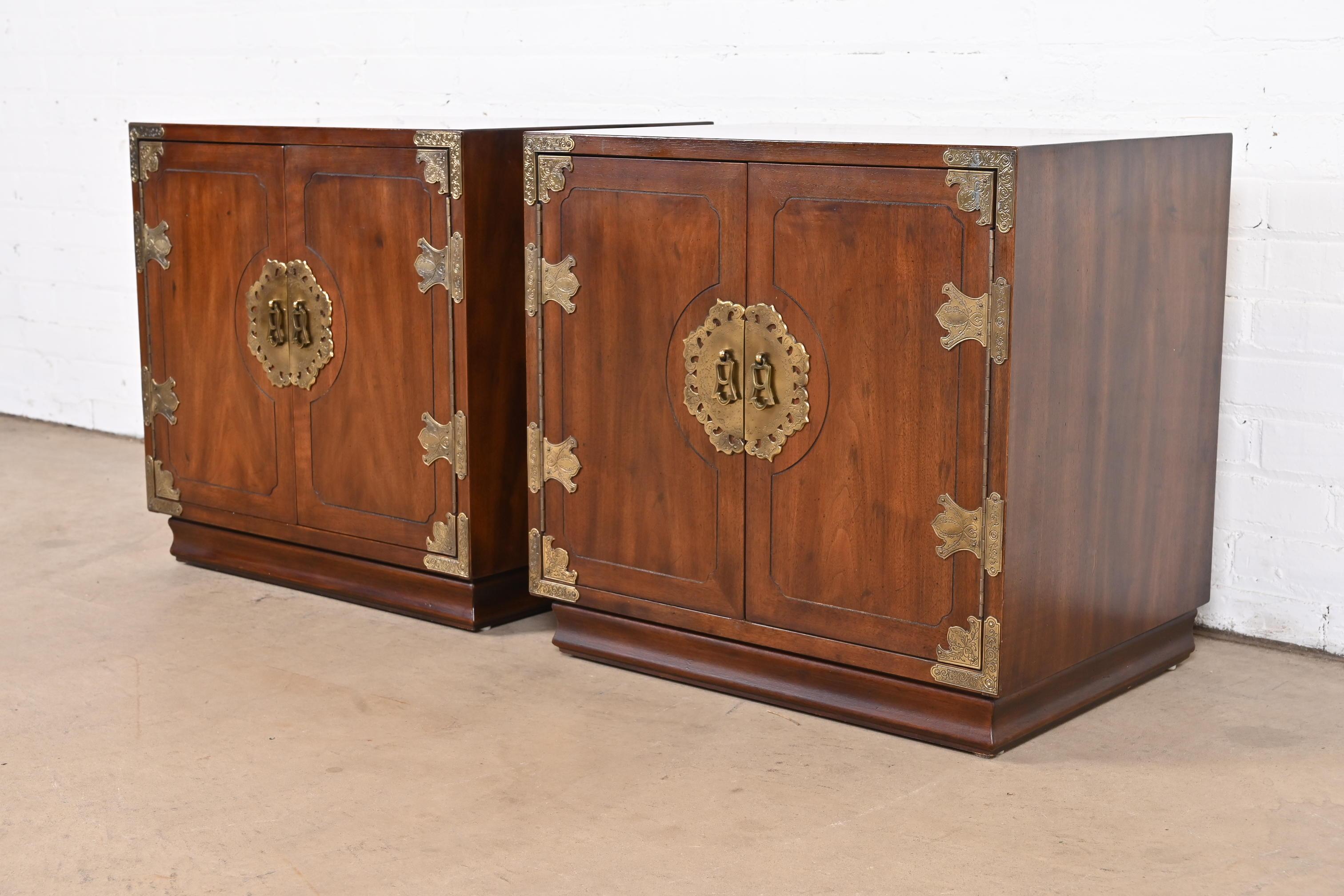Henredon Hollywood Regency Chinoiserie Mahogany and Brass Nightstands, Pair In Good Condition In South Bend, IN