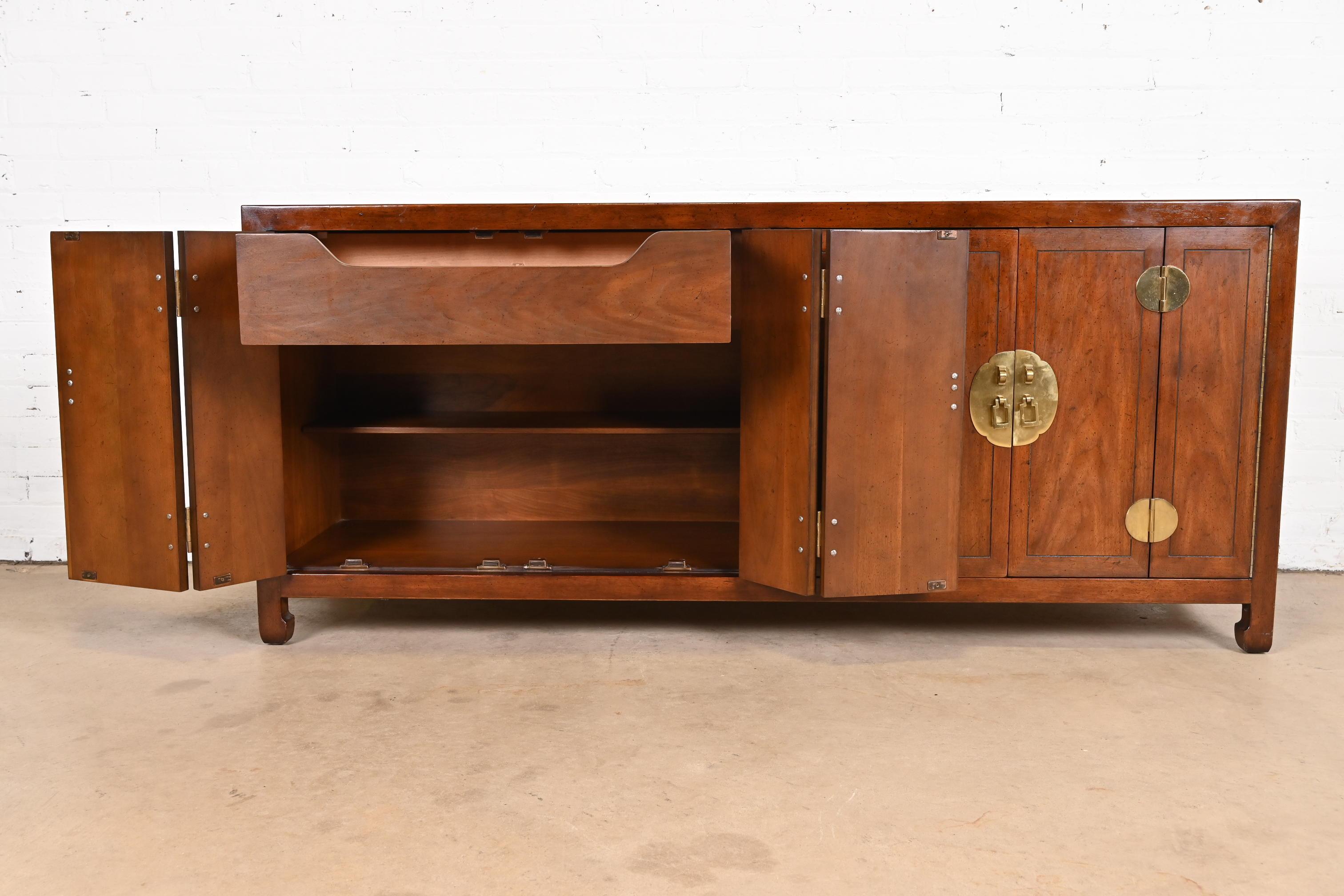 Henredon Hollywood Regency Chinoiserie Mahogany and Brass Sideboard Credenza In Good Condition In South Bend, IN