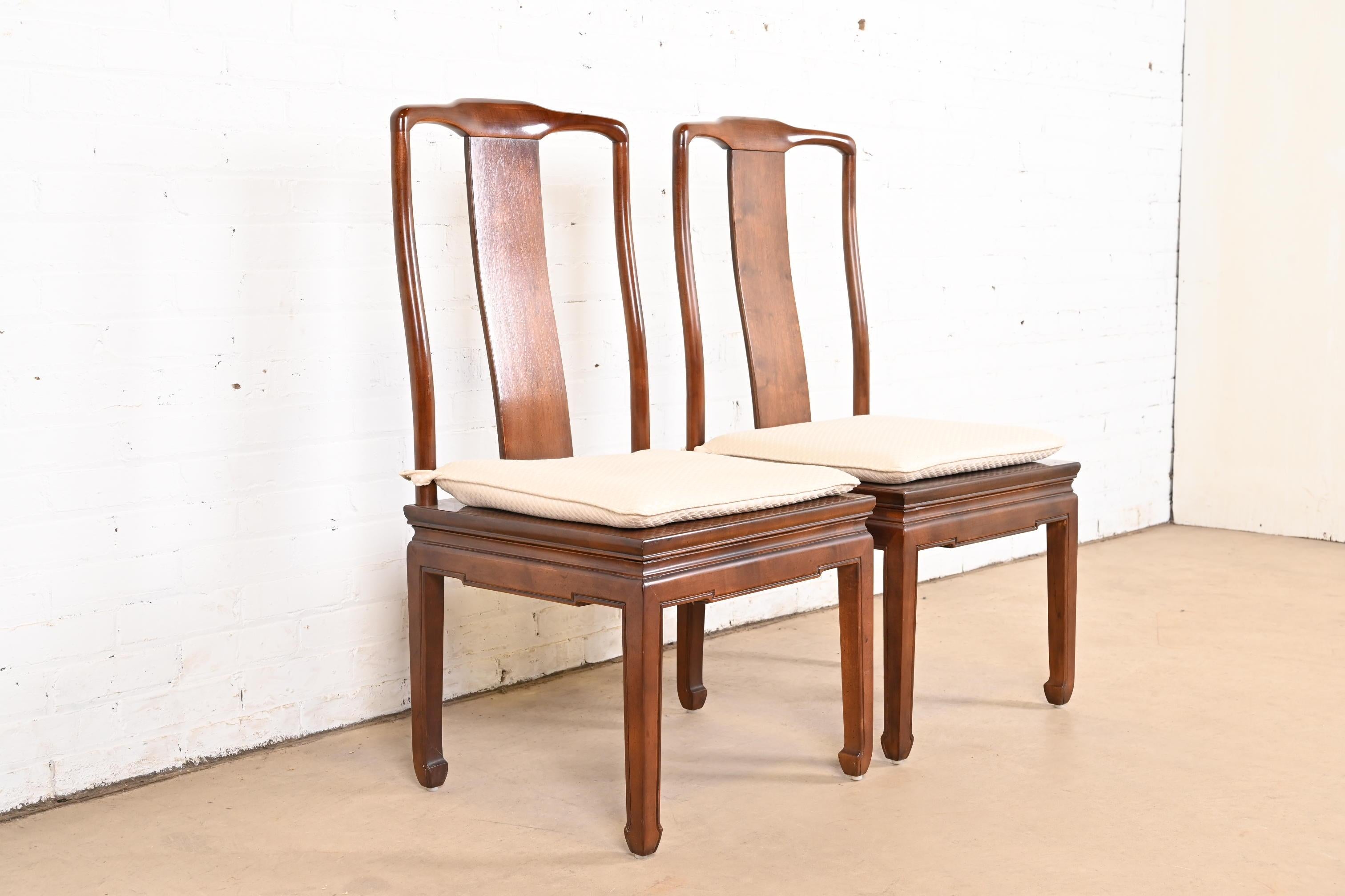 Tissu d'ameublement Paire de chaises de salle à manger Henredon Hollywood Regency Chinoiserie sculptée en acajou en vente