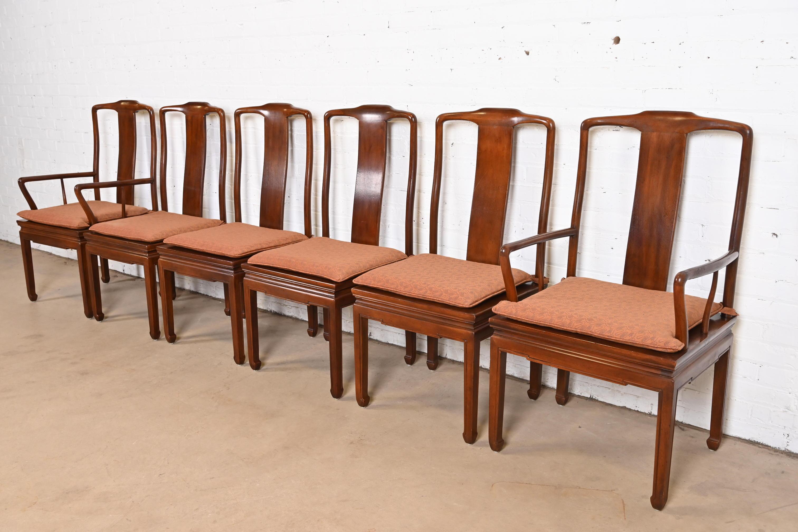 Uno splendido set di sei sedie da pranzo Hollywood Regency Chinoiserie della metà del secolo scorso

Da Henredon

USA, circa anni '1970

Telaio in mogano massiccio intagliato, con sedili a canne e cuscini imbottiti.

Misure: 
Sedie laterali: 19,5