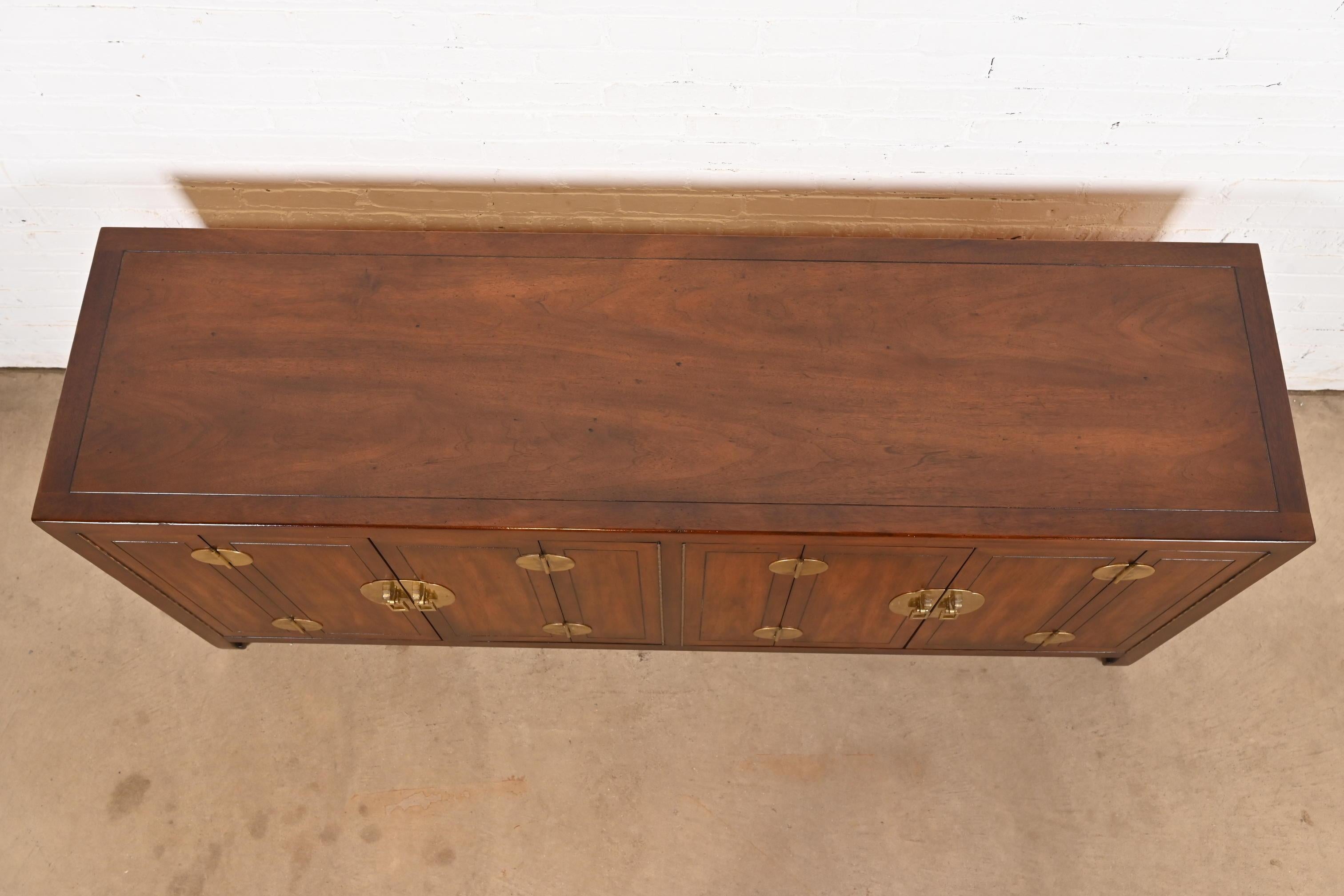 Credenza Henredon Hollywood Regency Chinoiserie in legno di noce e ottone in vendita 4