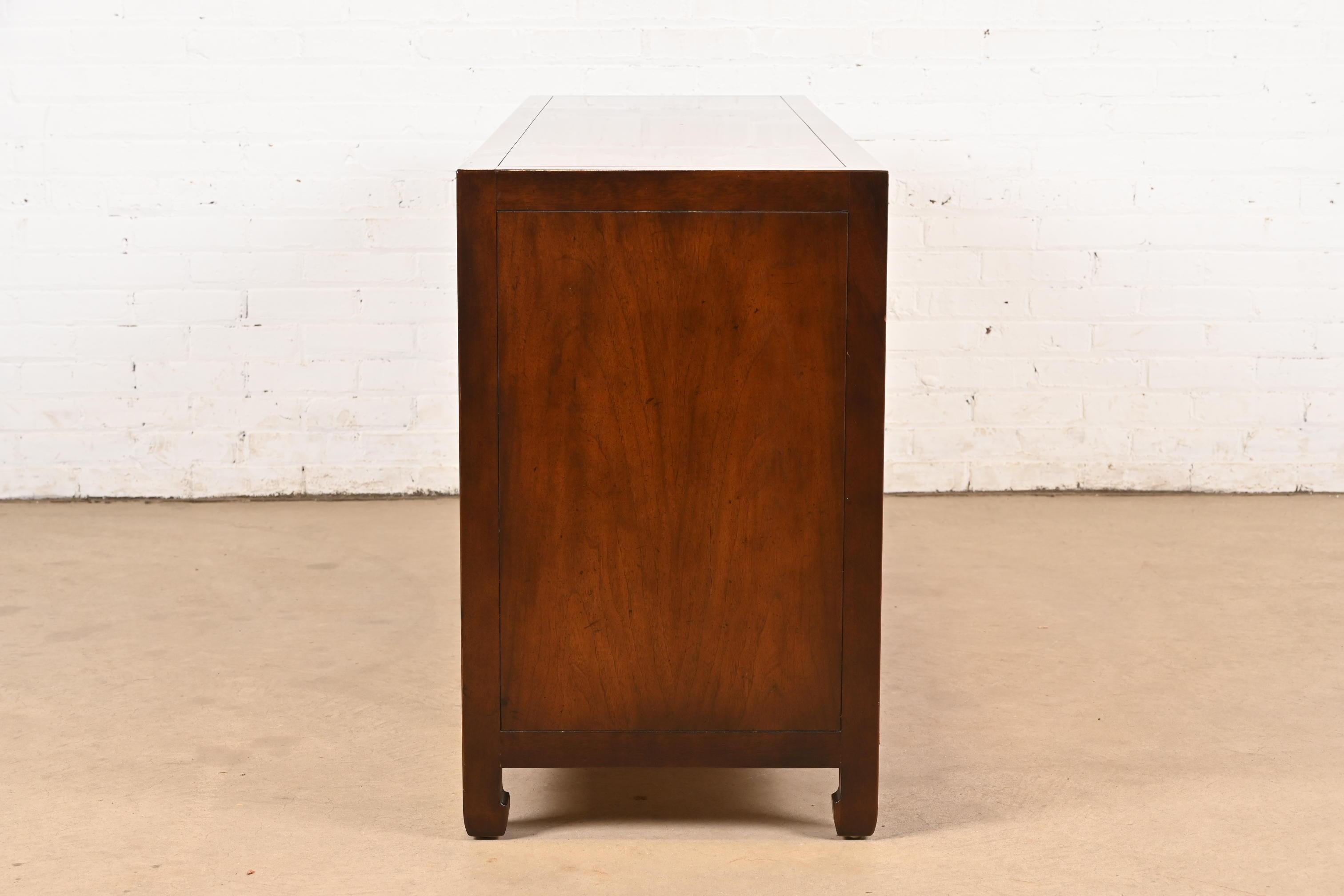 Credenza Henredon Hollywood Regency Chinoiserie in legno di noce e ottone in vendita 5