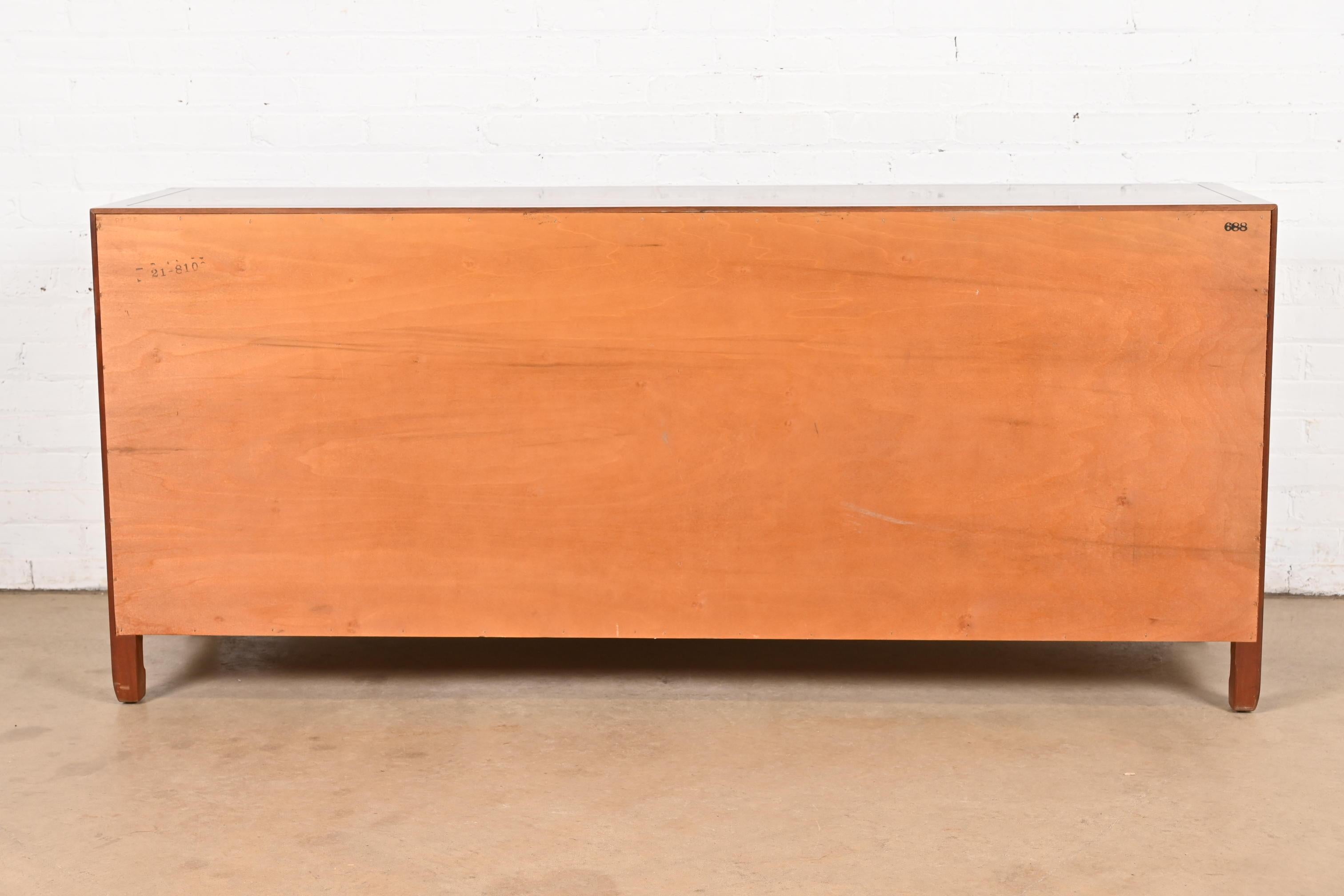Credenza Henredon Hollywood Regency Chinoiserie in legno di noce e ottone in vendita 6