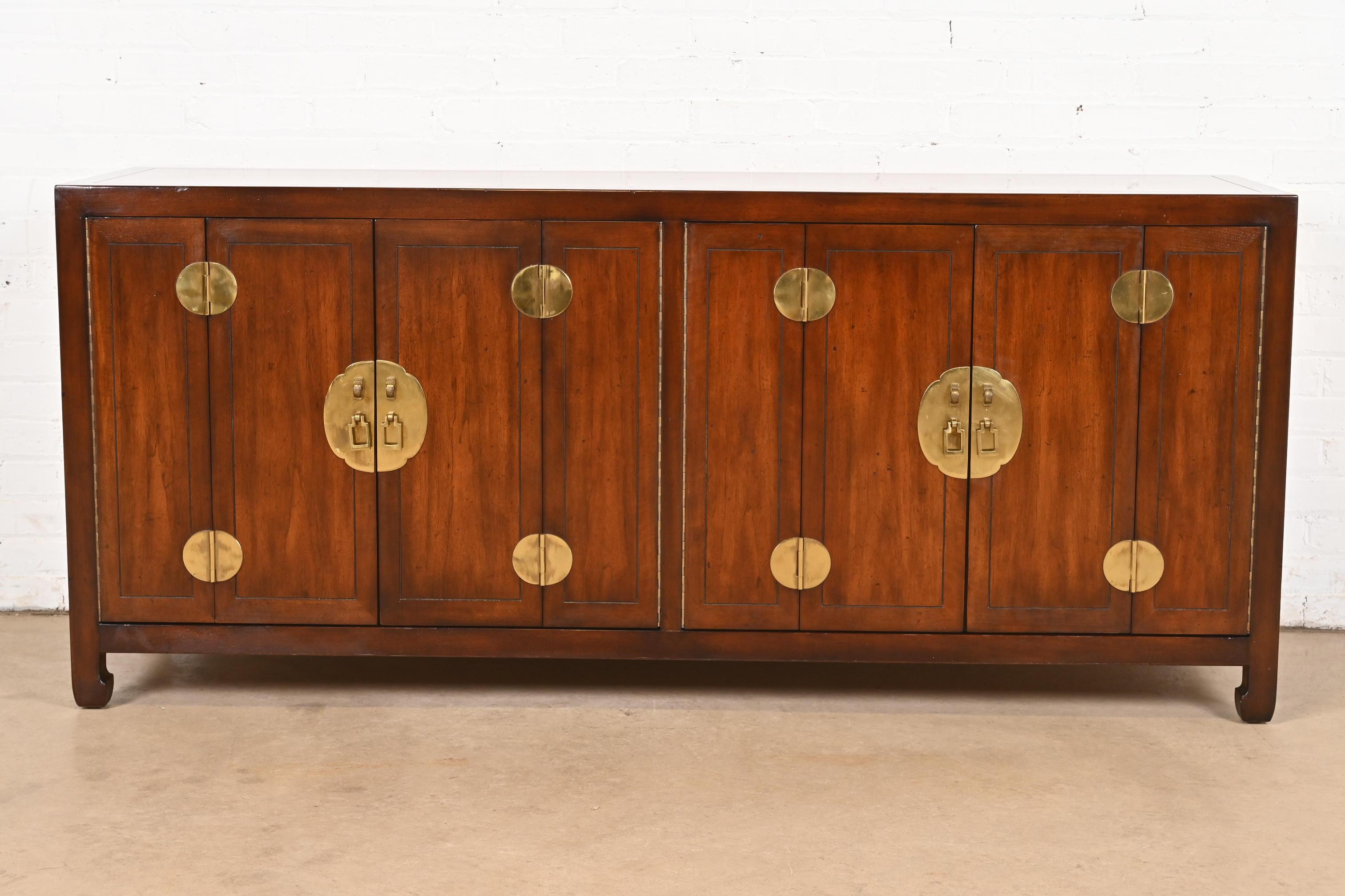 Un'eccezionale credenza, credenza o mobile bar della Hollywood Regency Chinoiserie di metà secolo

Da Henredon

USA, circa anni '1970

Splendido legno di noce, con ferramenta e accenti in ottone di ispirazione asiatica. I ripiani interni sono