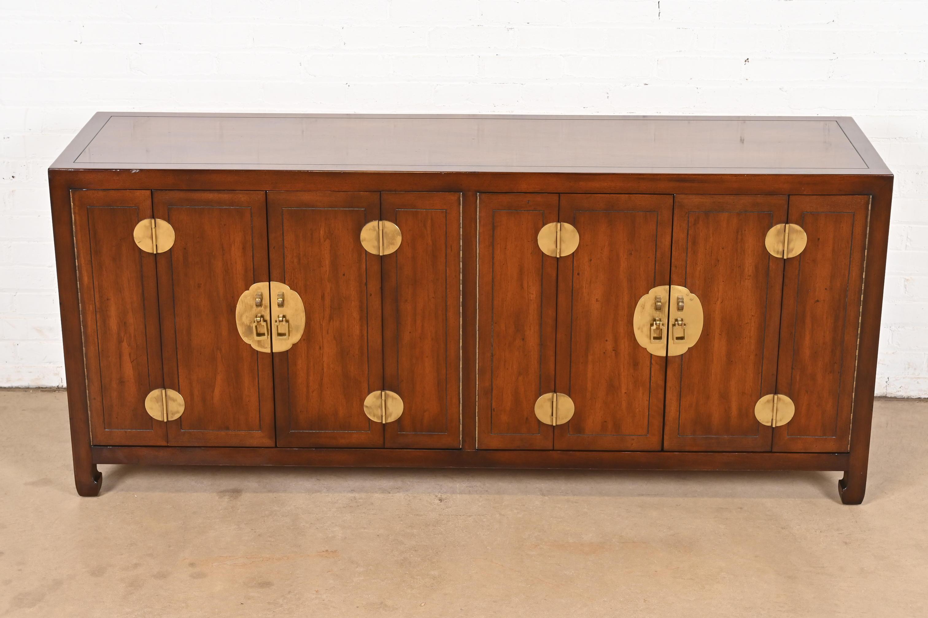 Americano Credenza Henredon Hollywood Regency Chinoiserie in legno di noce e ottone in vendita