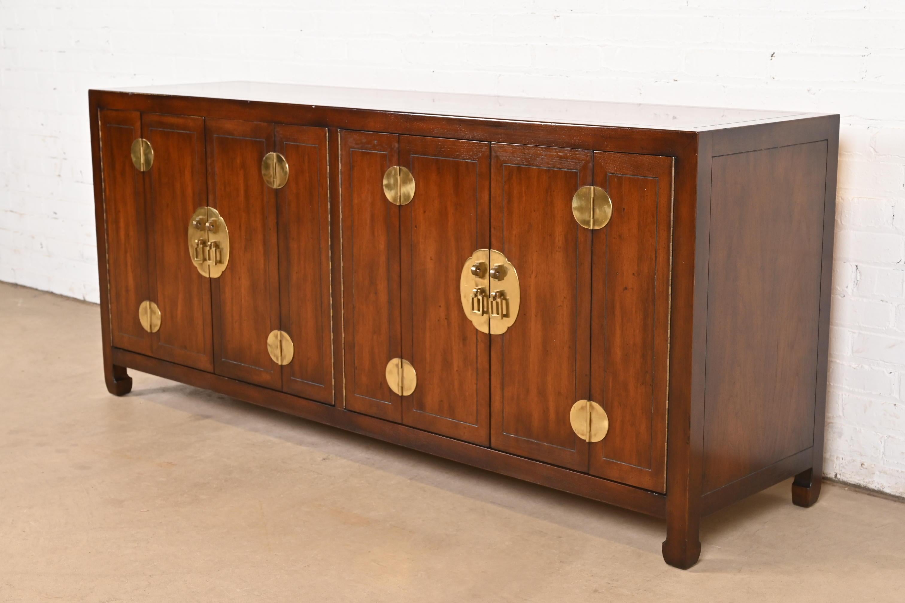Credenza Henredon Hollywood Regency Chinoiserie in legno di noce e ottone In condizioni buone in vendita a South Bend, IN