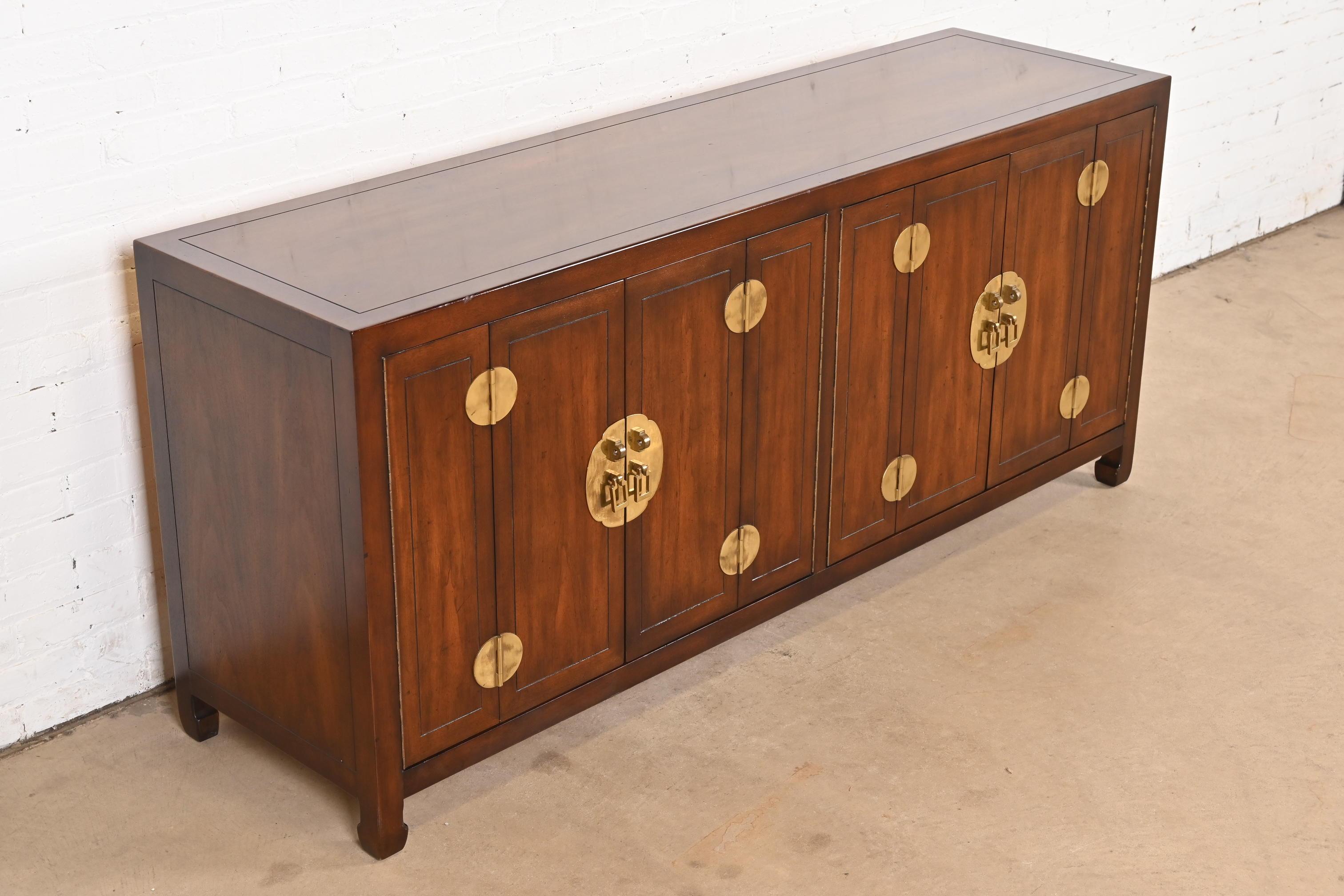Fine XX secolo Credenza Henredon Hollywood Regency Chinoiserie in legno di noce e ottone in vendita