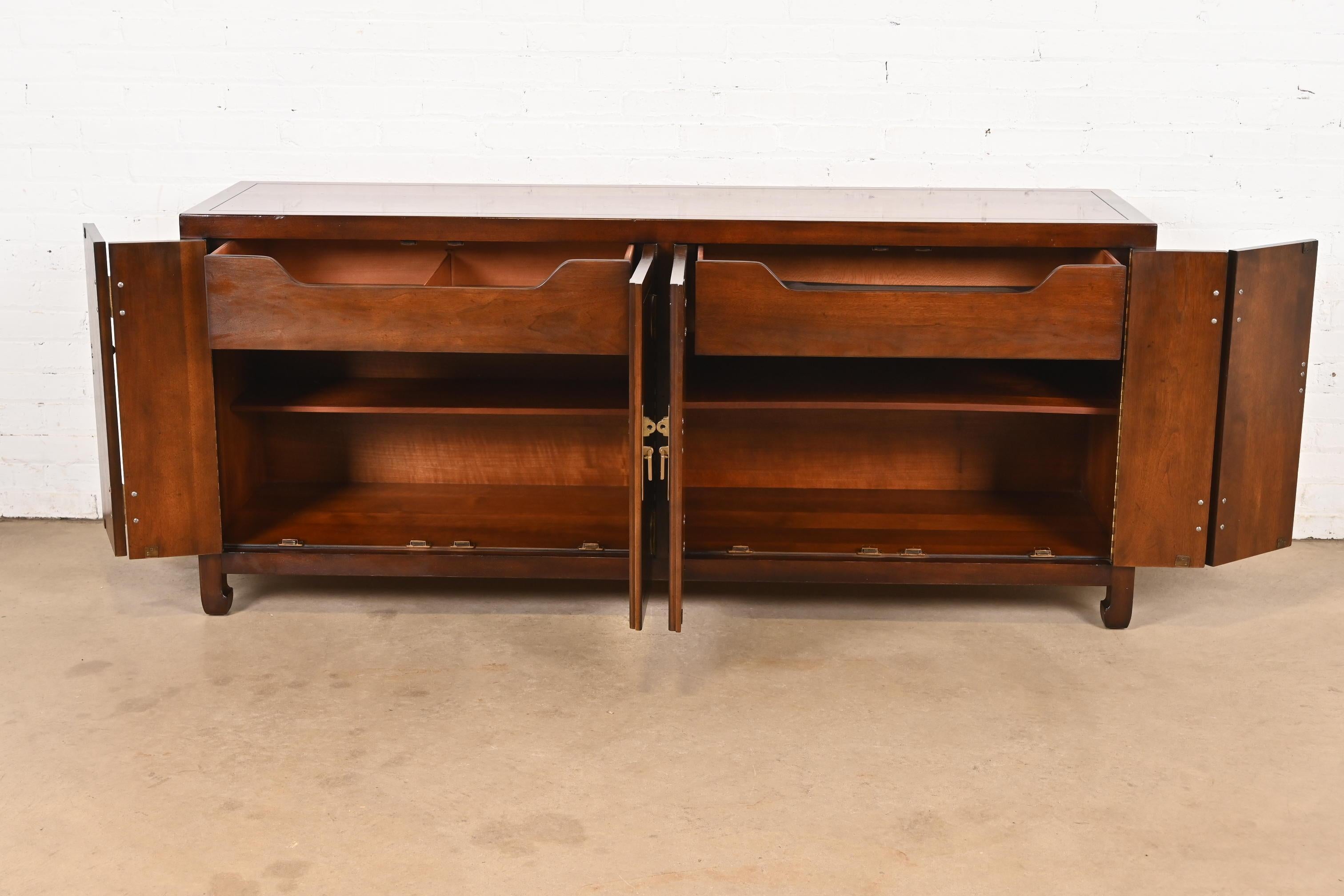 Ottone Credenza Henredon Hollywood Regency Chinoiserie in legno di noce e ottone in vendita