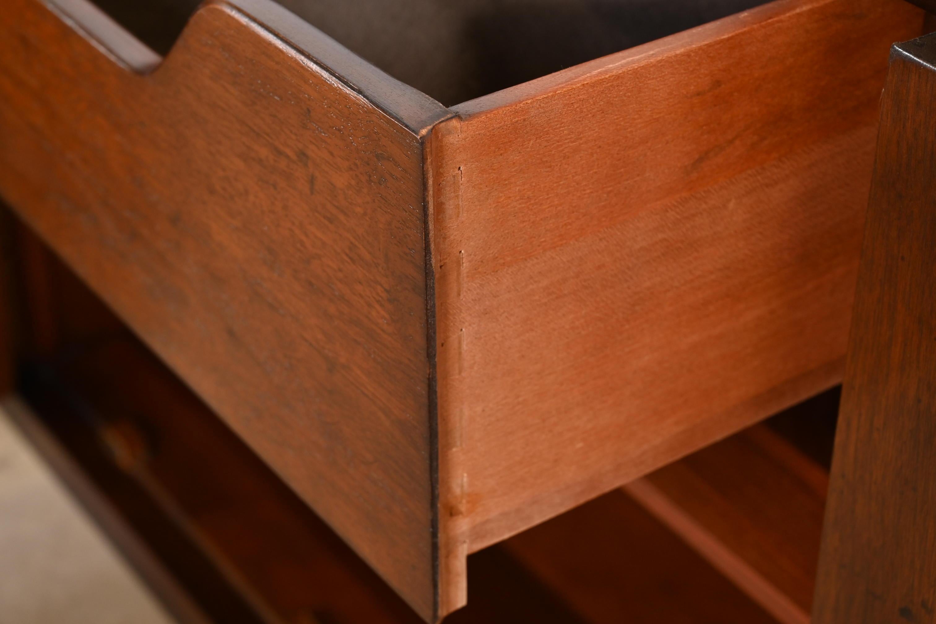 Credenza Henredon Hollywood Regency Chinoiserie in legno di noce e ottone in vendita 1