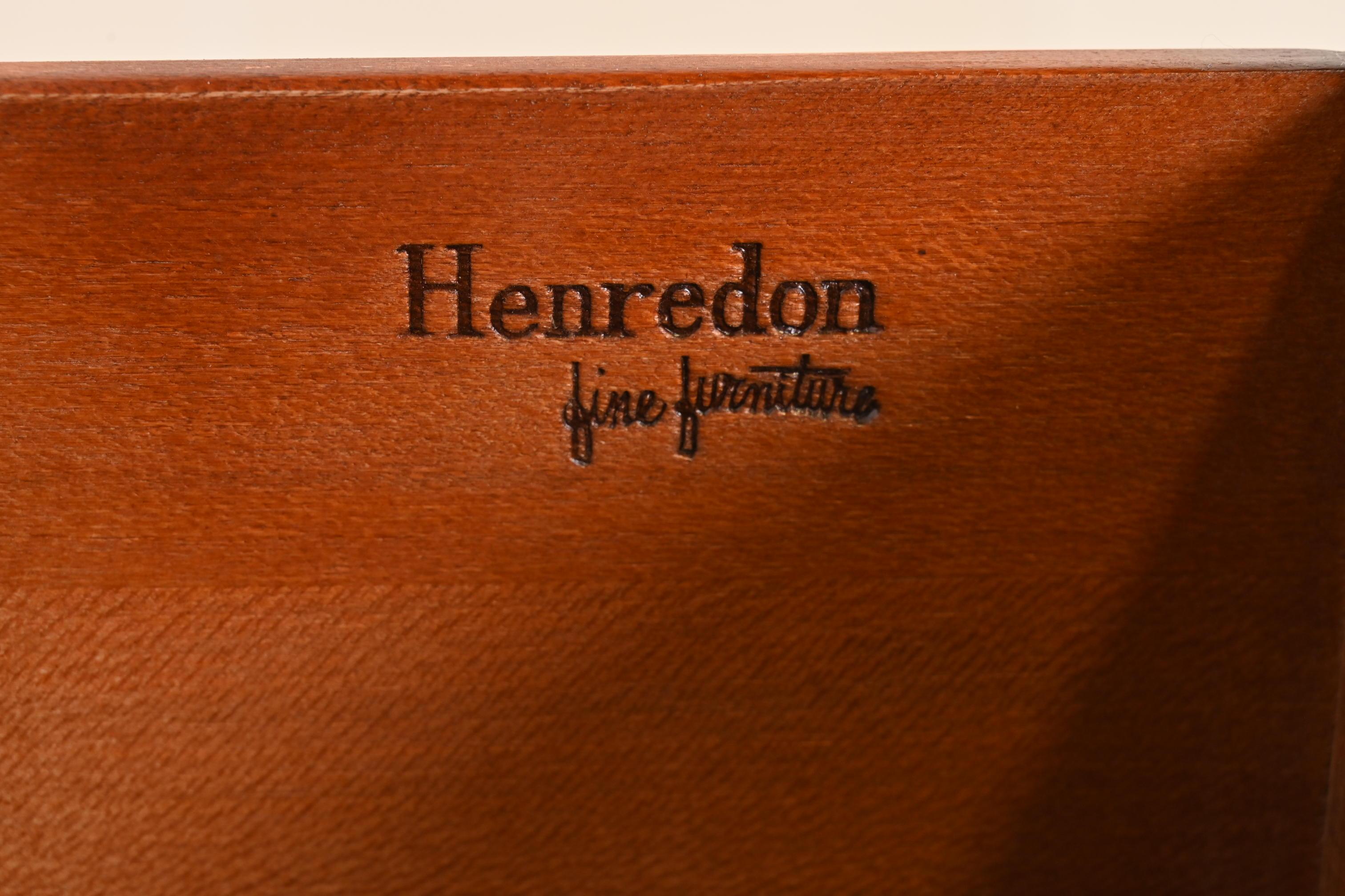 Credenza Henredon Hollywood Regency Chinoiserie in legno di noce e ottone in vendita 3