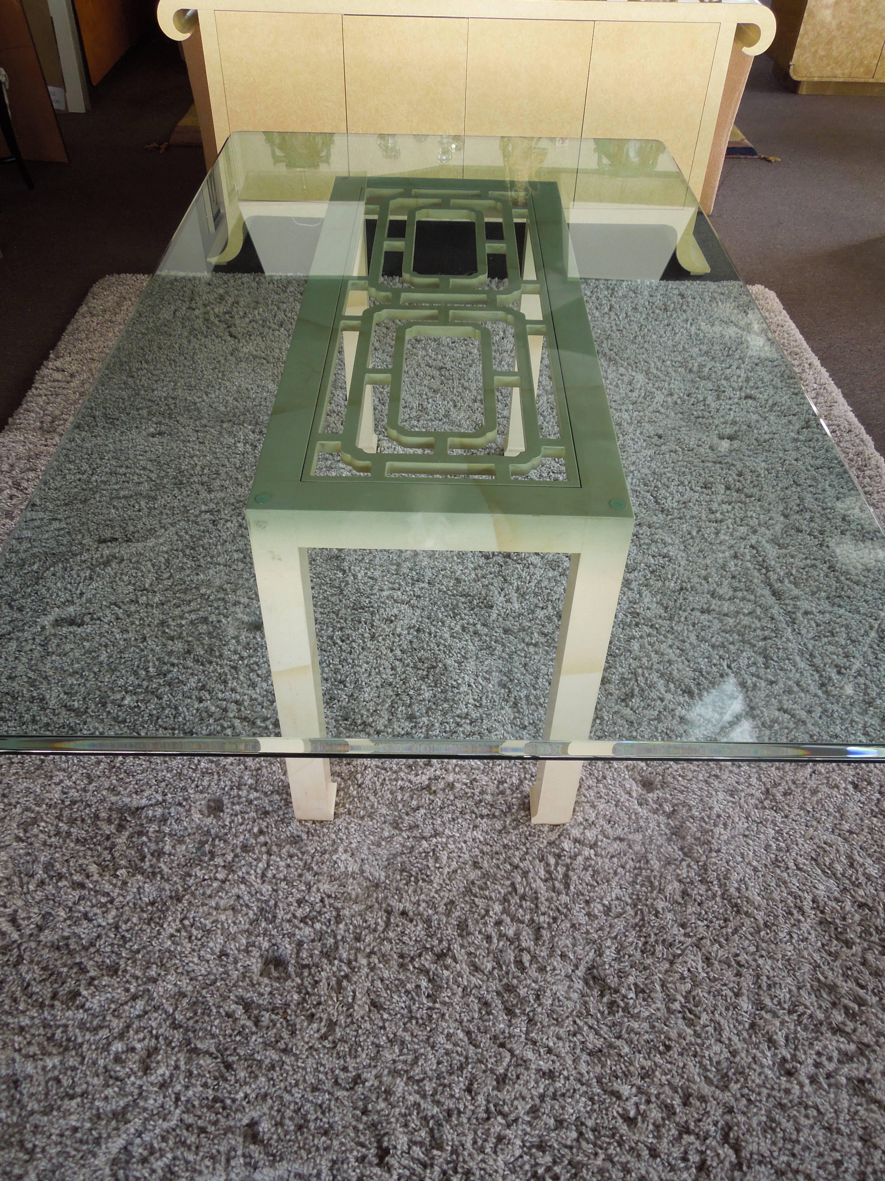 Chinoiseries Table de salle à manger Hollywood Regency en fausse peau de chèvre et verre Henredon en vente