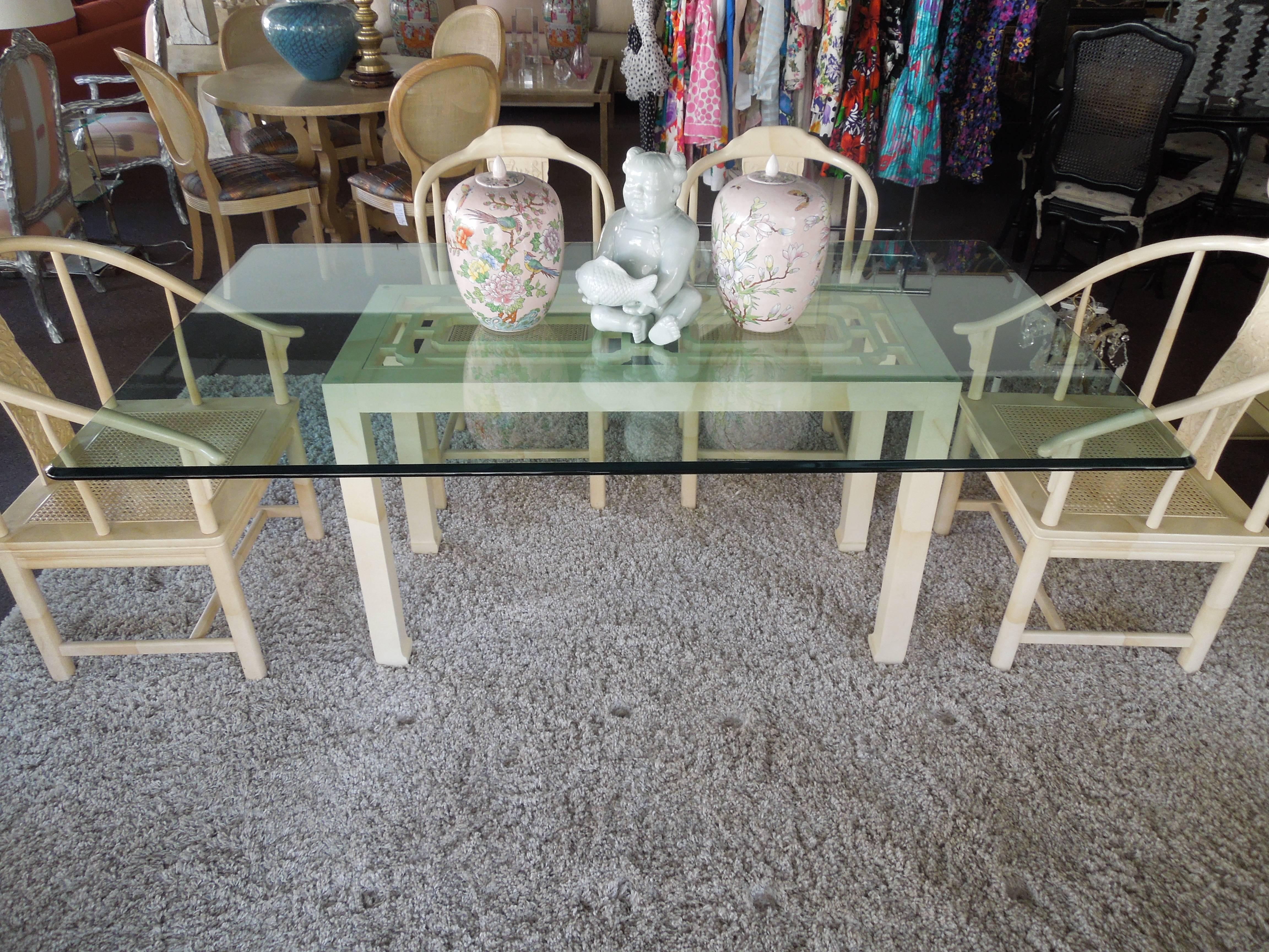 Américain Table de salle à manger Hollywood Regency en fausse peau de chèvre et verre Henredon en vente