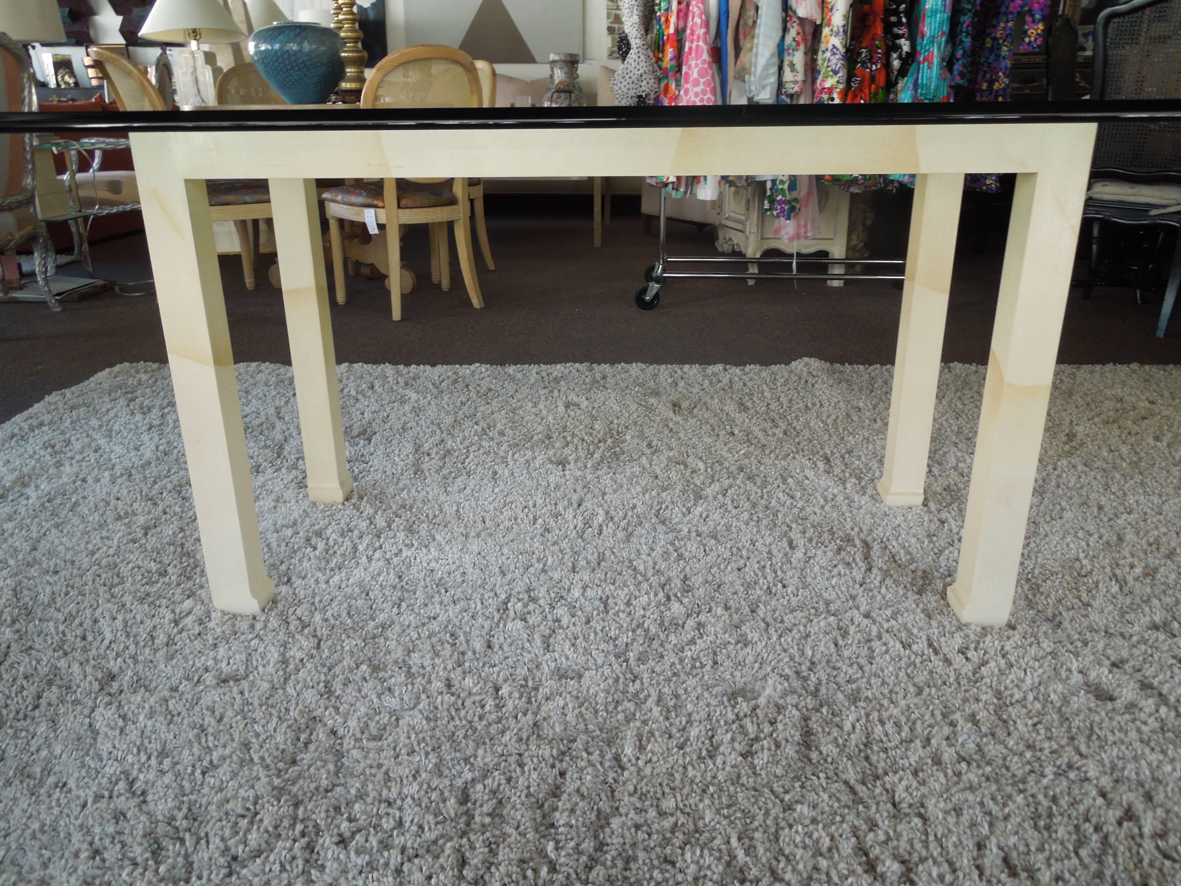 Autre Table de salle à manger Hollywood Regency en fausse peau de chèvre et verre Henredon en vente