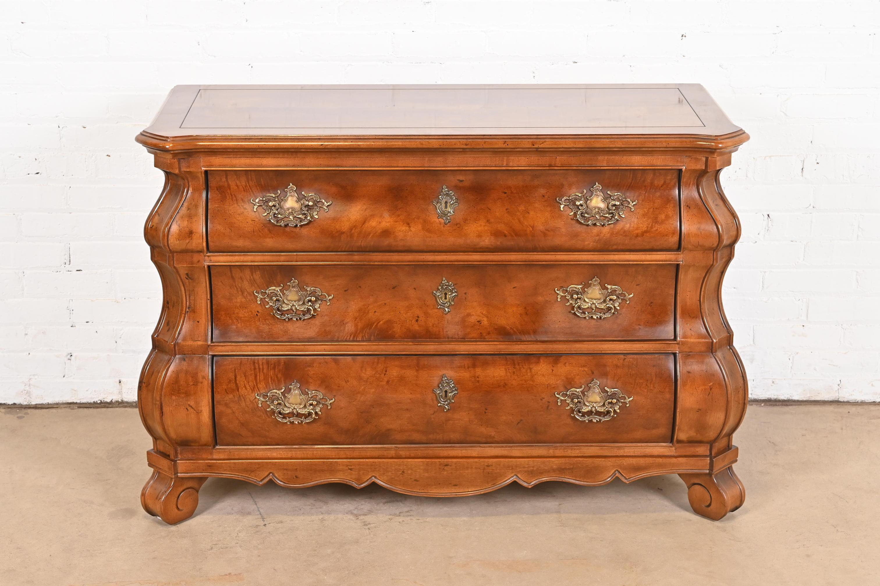 A gorgeous Italian Baroque Louis XV style bombay form dresser or chests of drawer

By Henredon

USA, Circa 1980s

Beautiful burled mahogany, with original brass hardware.

Measures: 48.5