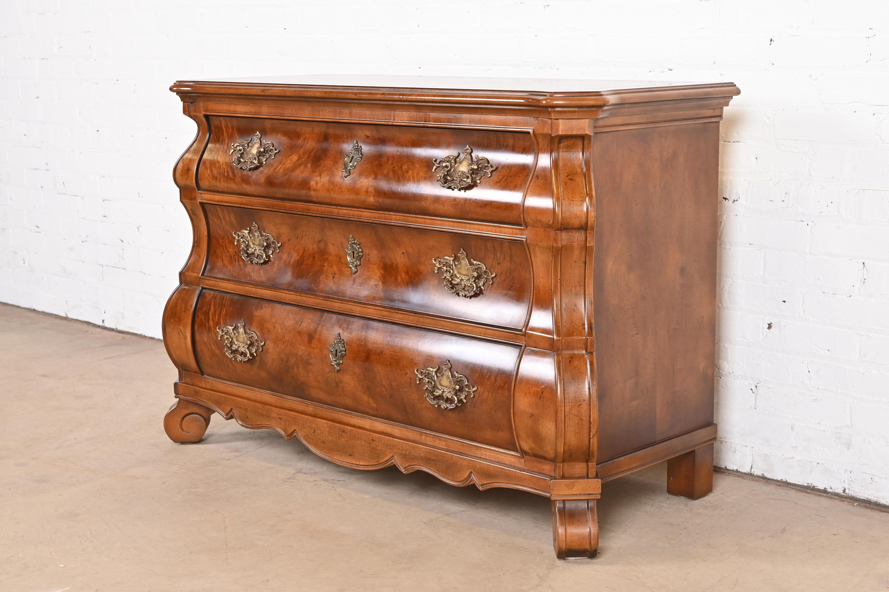 Henredon Italian Baroque Burled Mahogany Bombay Chest or Commode In Good Condition For Sale In South Bend, IN