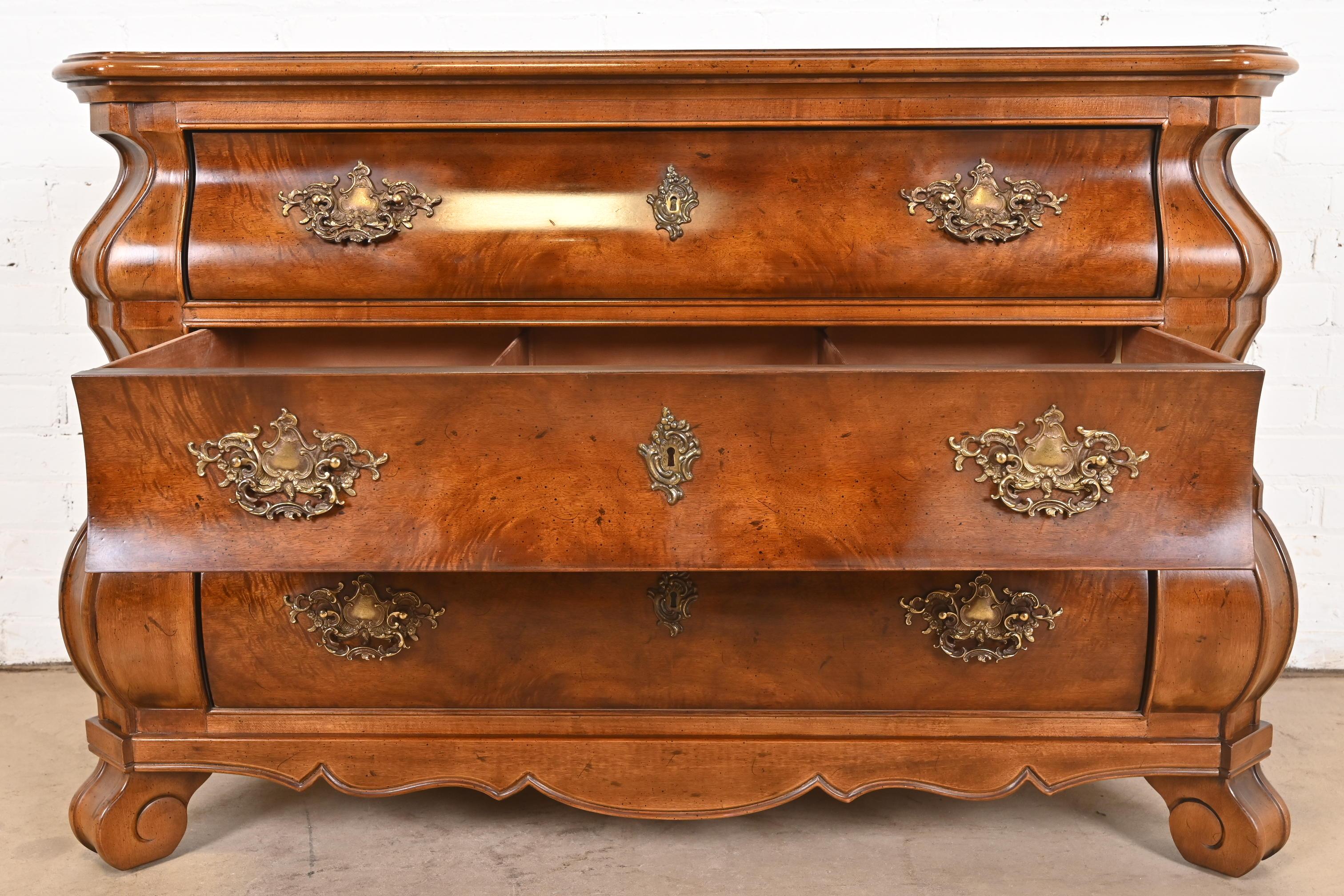 Henredon Italian Baroque Burled Mahogany Bombay Chests or Commodes, Pair For Sale 6