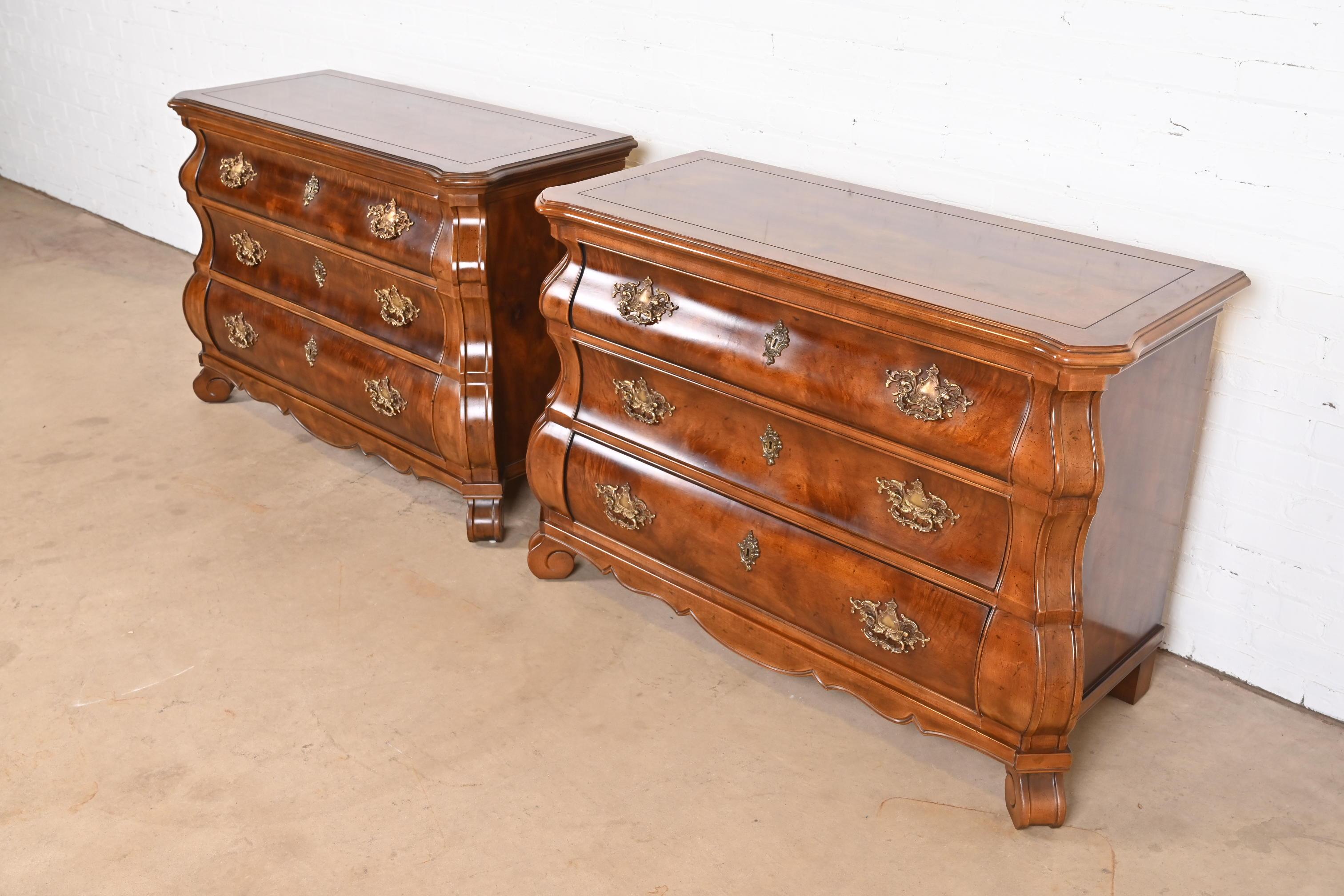 Late 20th Century Henredon Italian Baroque Burled Mahogany Bombay Chests or Commodes, Pair For Sale