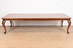 Henredon-Esstisch aus geschnitzter Eiche und Wurzelholz im italienischen Barockstil, neu lackiert