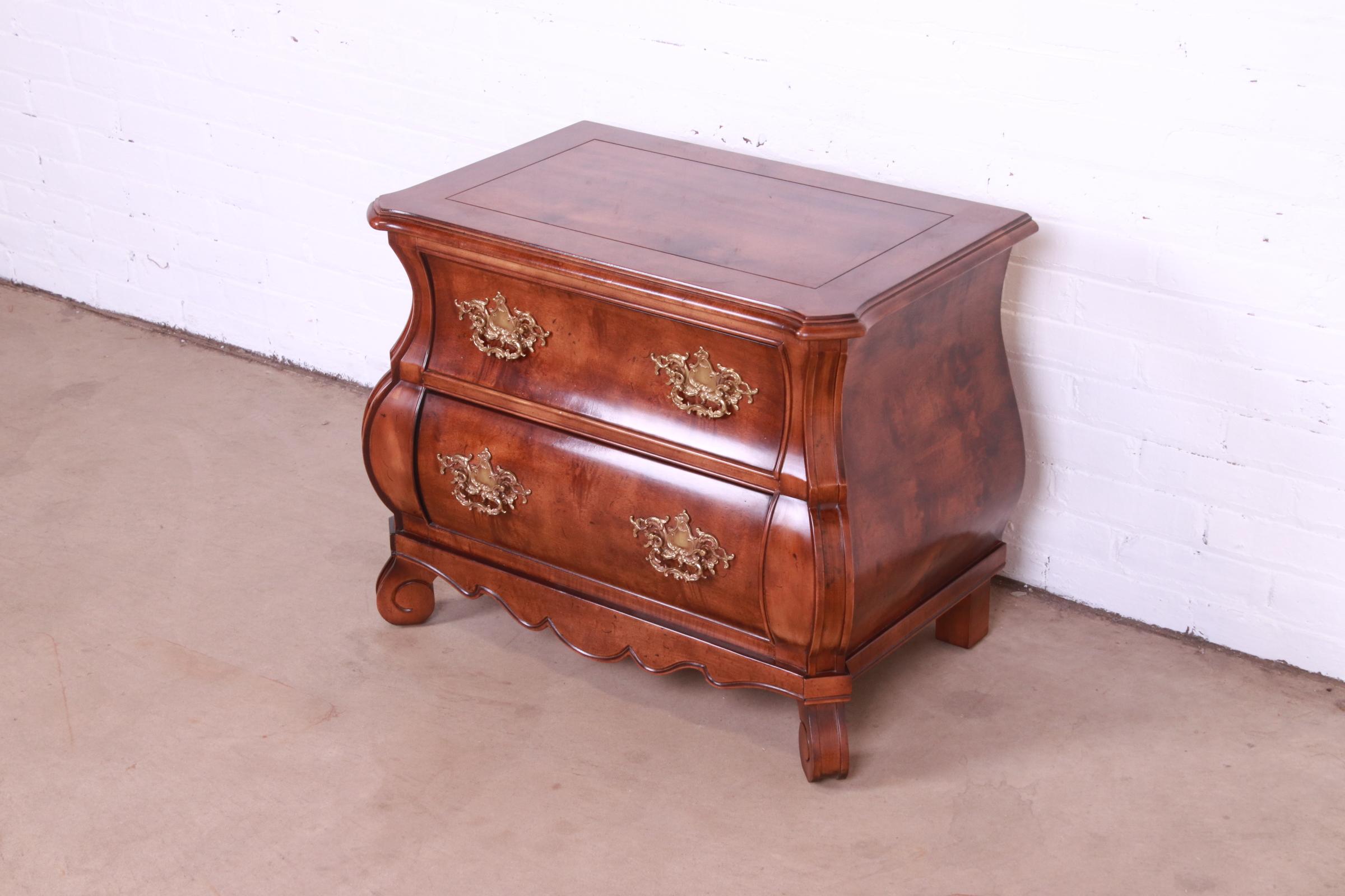 Américain Henredon Italian Louis XV Burl Wood Bombay Form Bedside Chest en vente